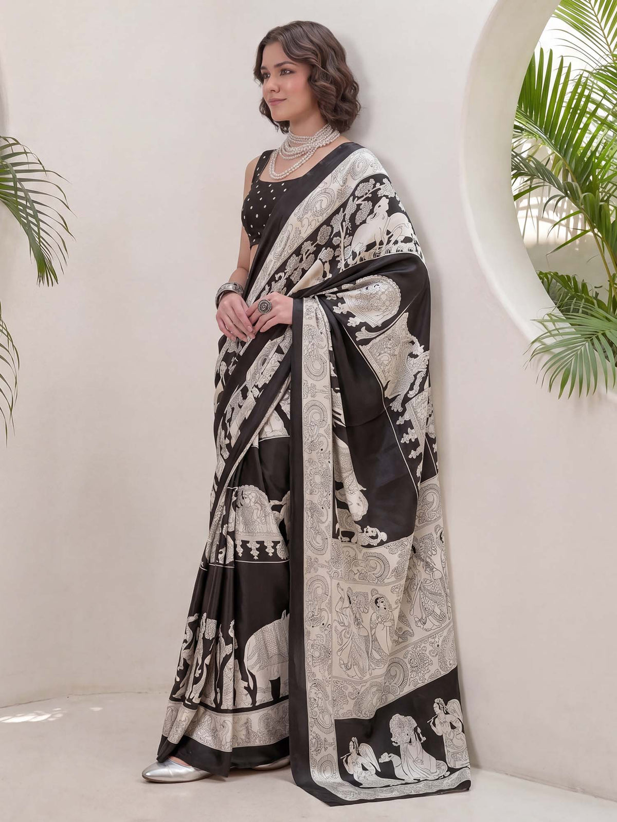 Black Crepe saree – detail view 2