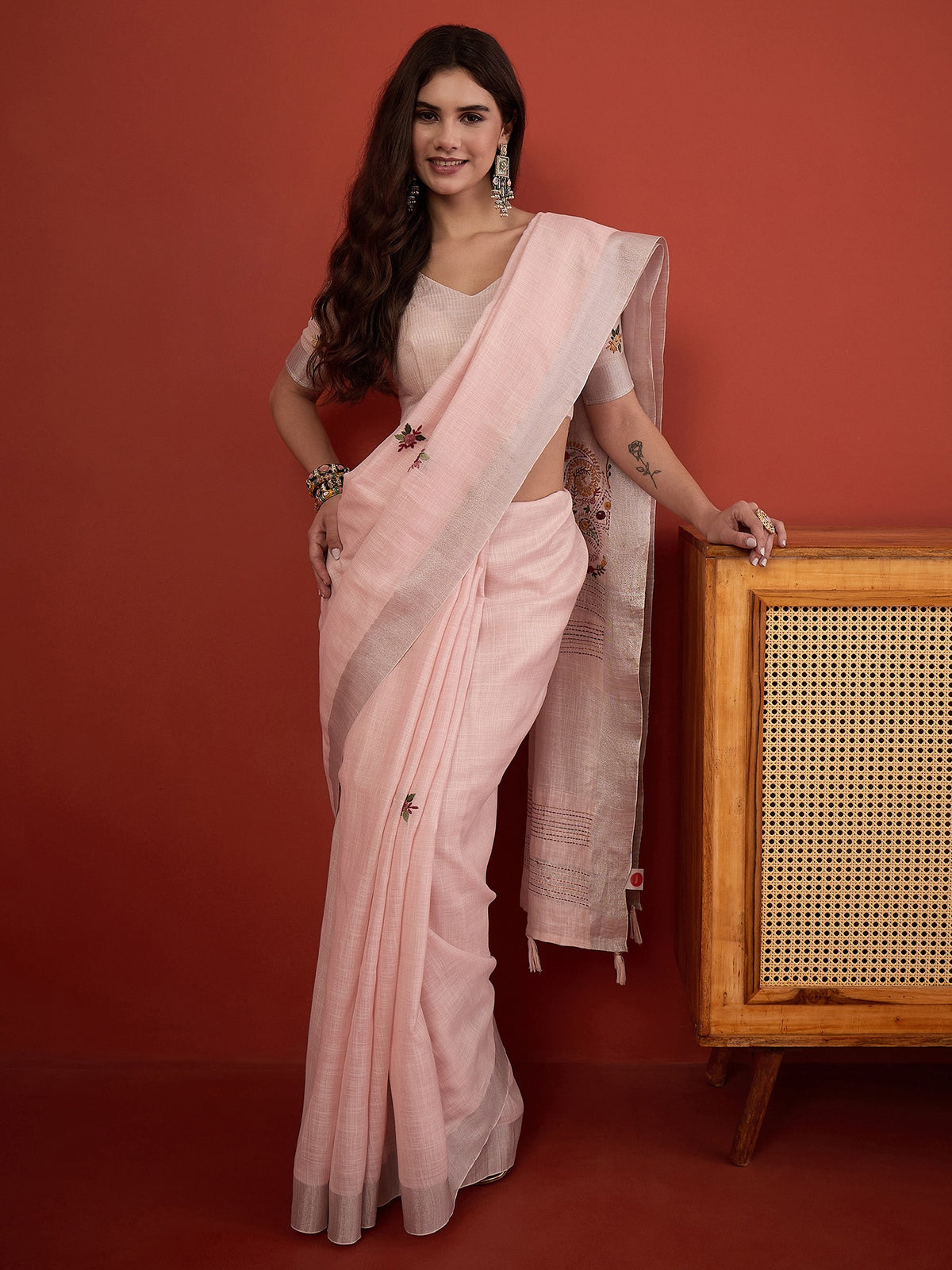 Pink linen blend saree view 4