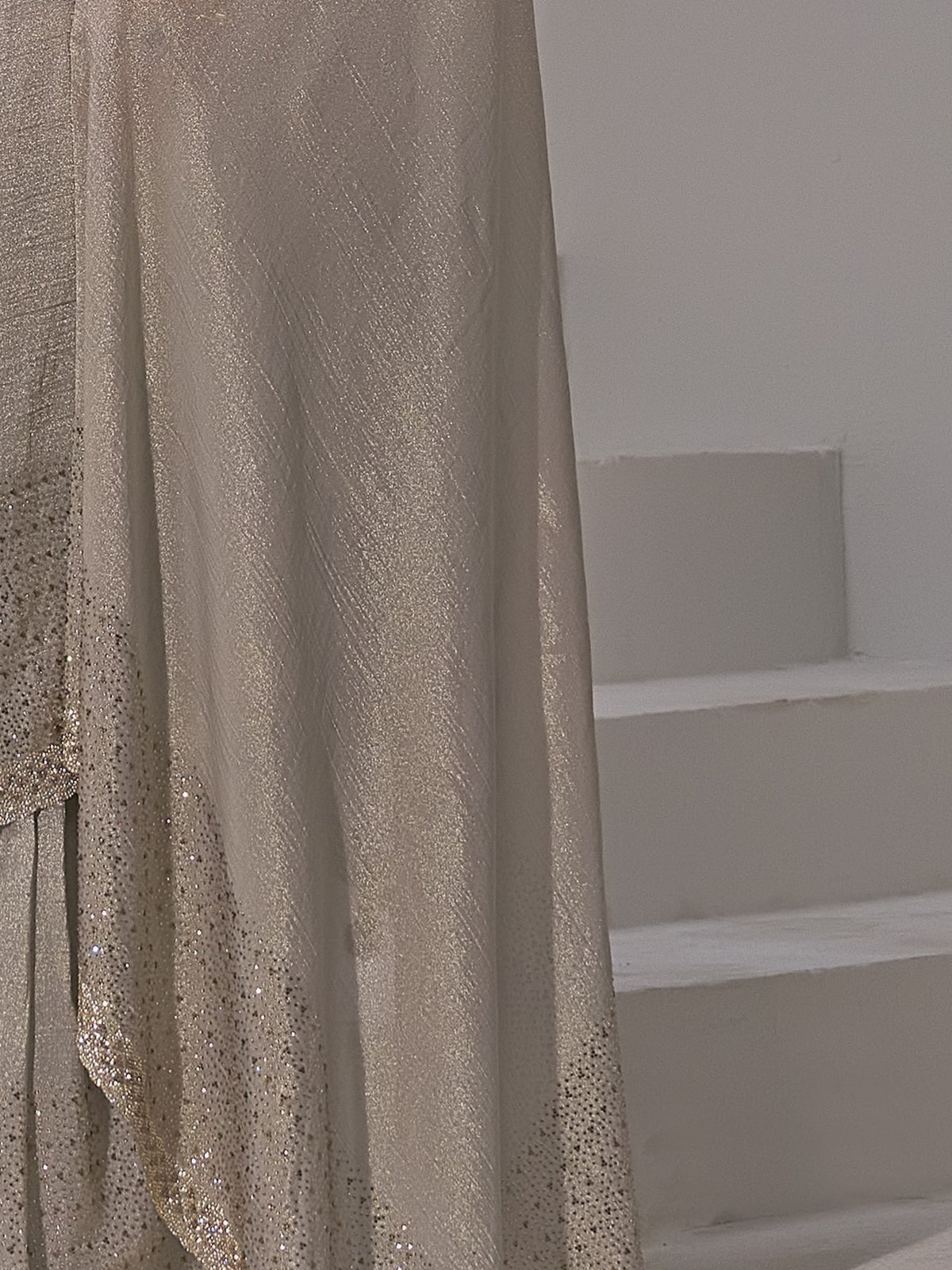 Pallu detail of silver pure silk saree showing clean solid-tone finish and scallop border