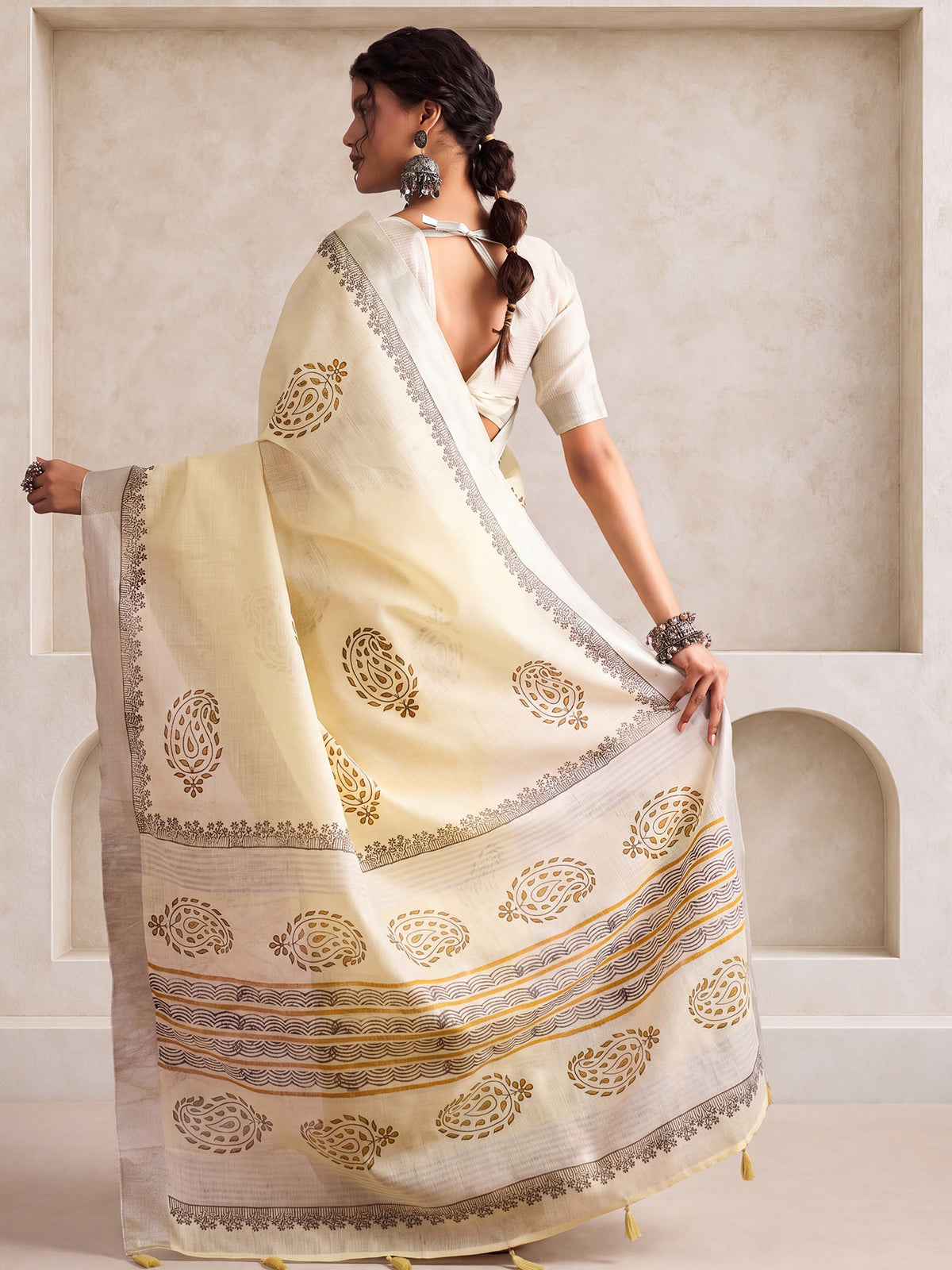 Off White Linen saree – detail view 1
