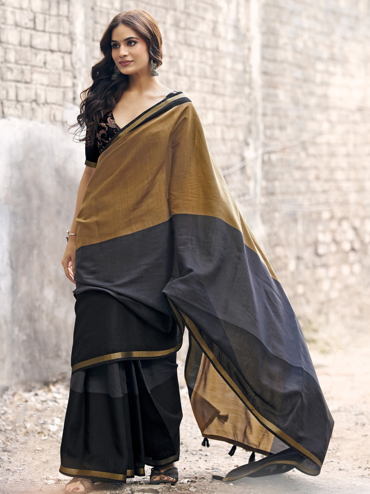 Black colorblocked cotton blend saree with black blouse piece