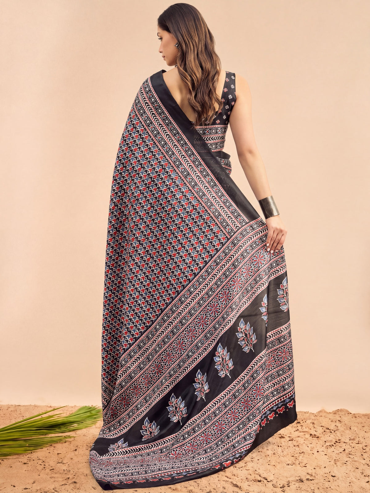 Black Dola Silk saree – detail view 2
