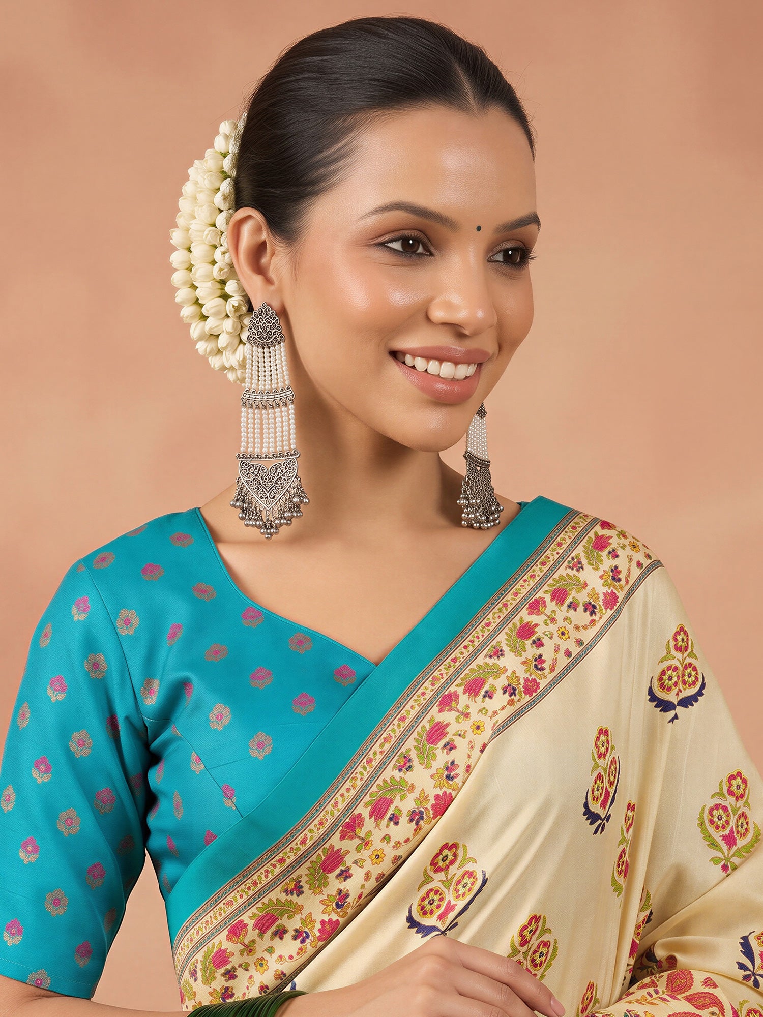 Off White Silk Blend saree – detail view 4
