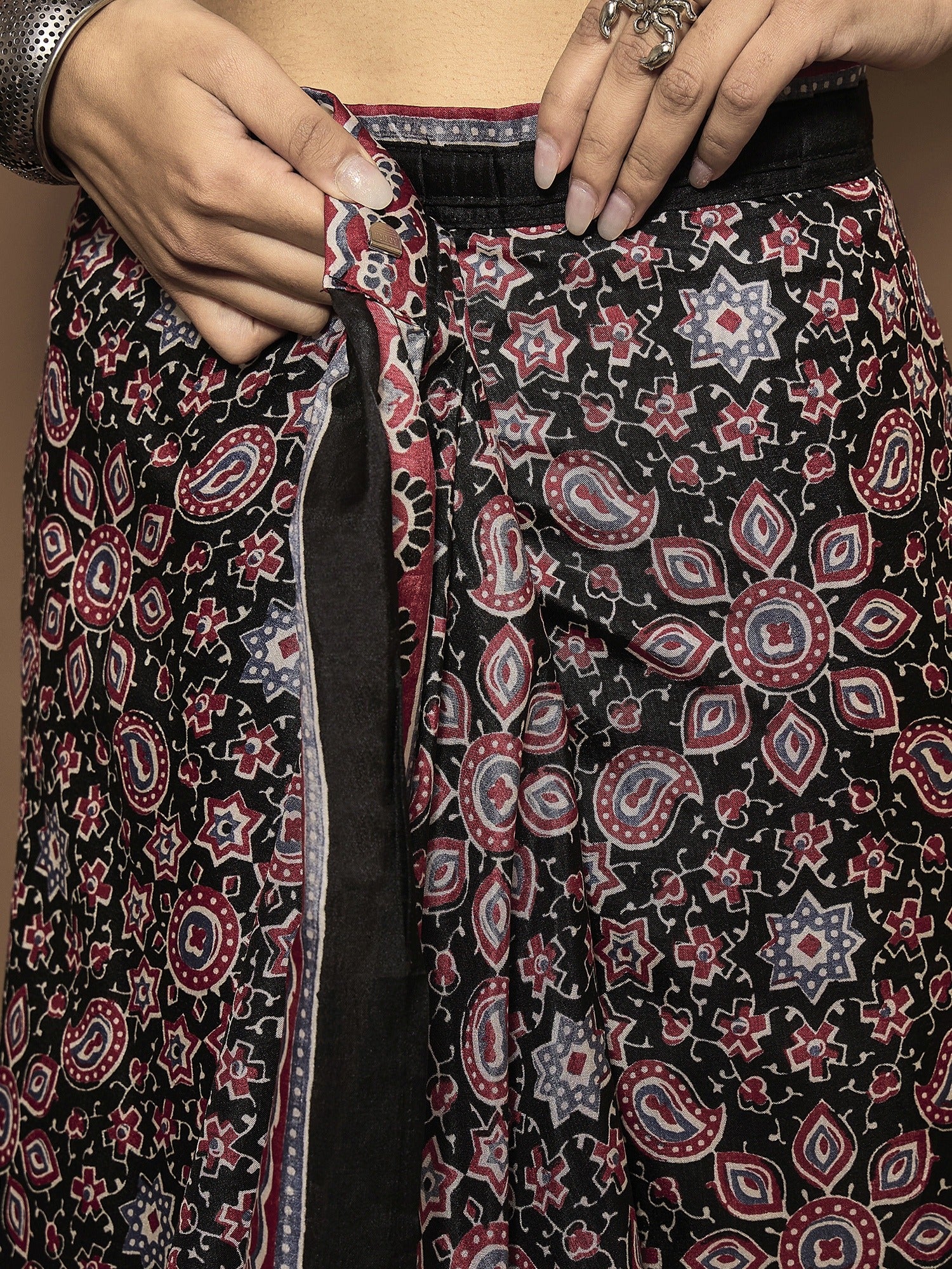 Black Dola Silk saree – detail view 1