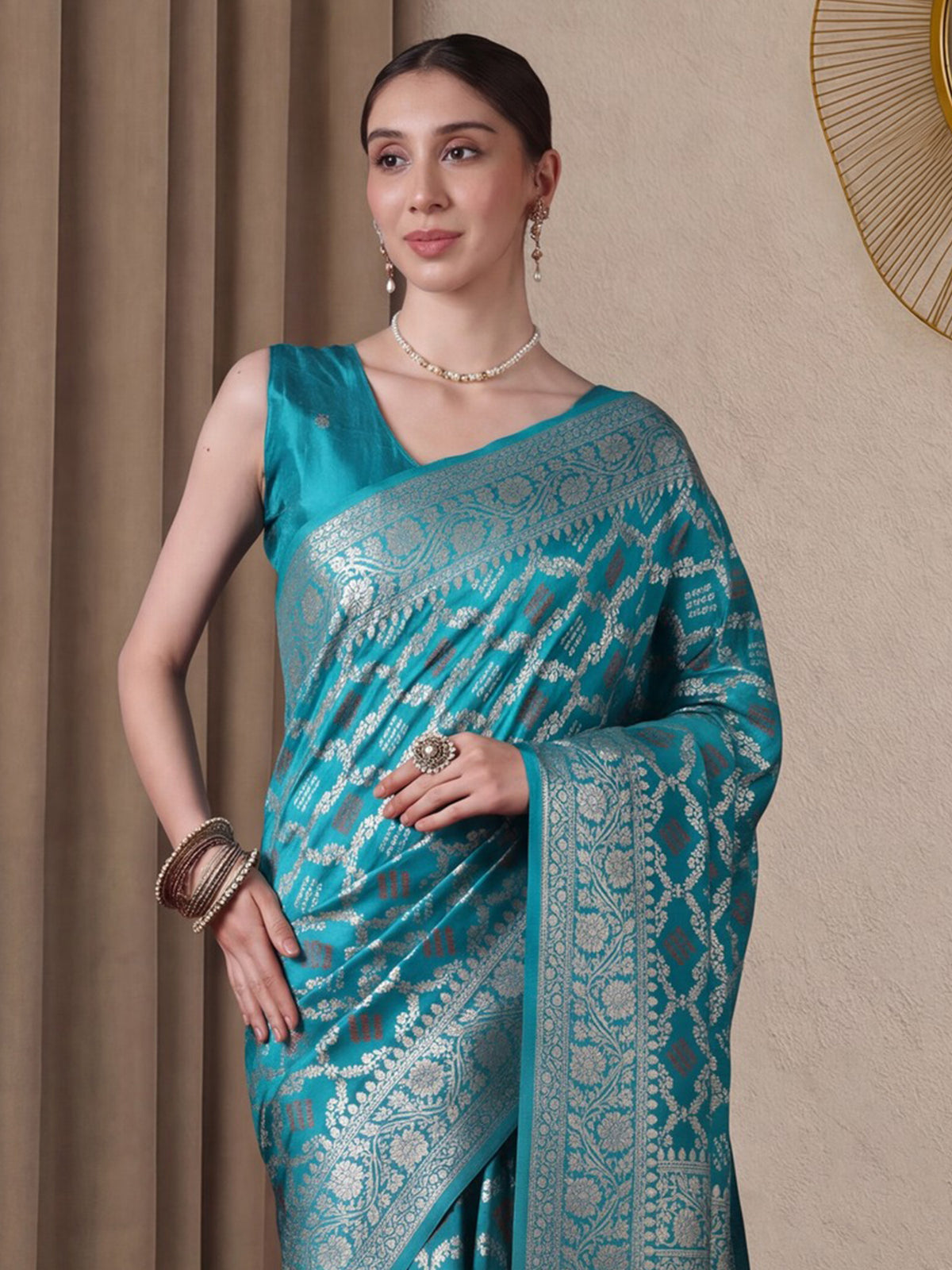 Turquoise Dola Silk saree – detail view 4