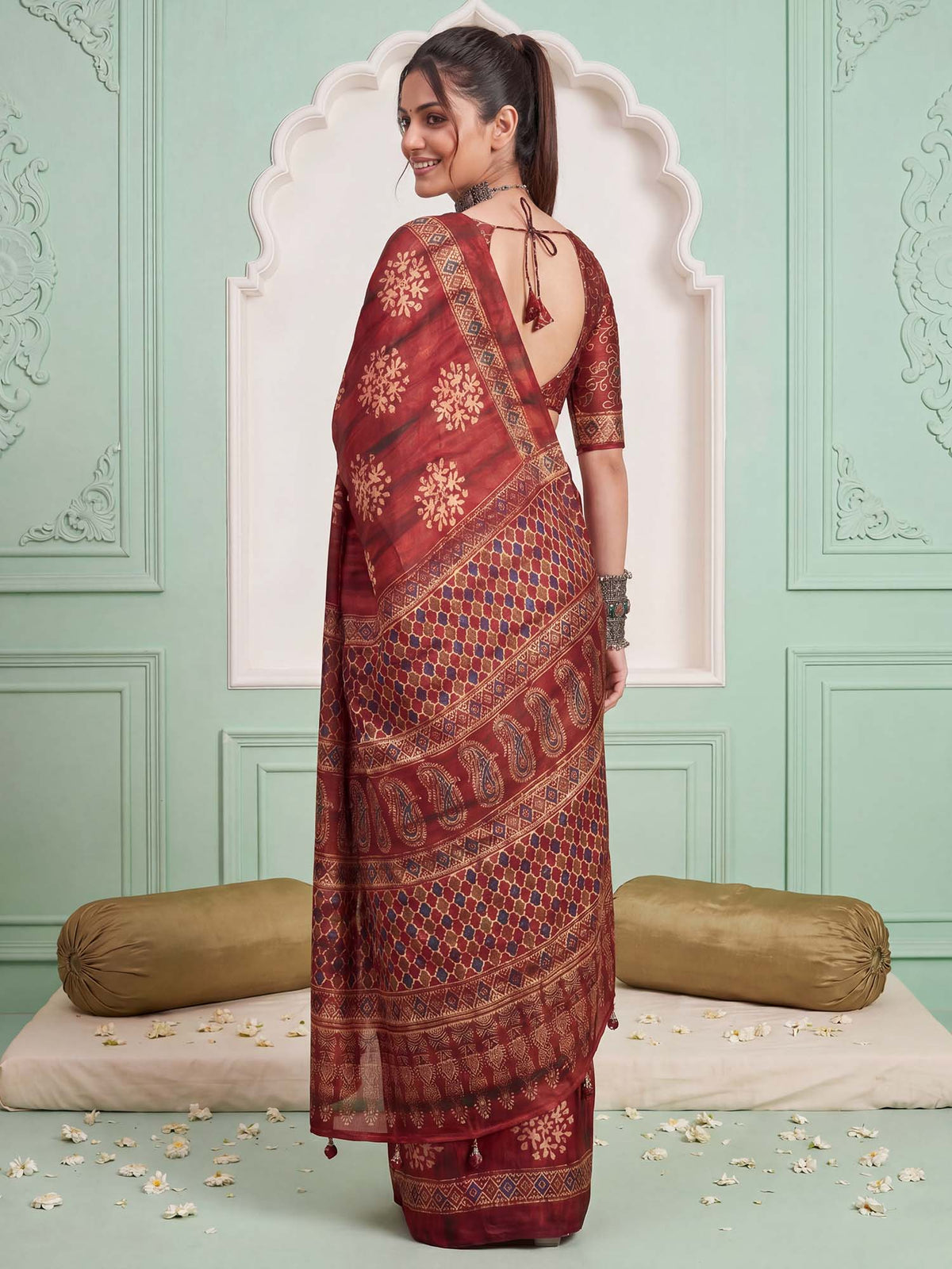 Maroon Pure Crepe saree – detail view 1