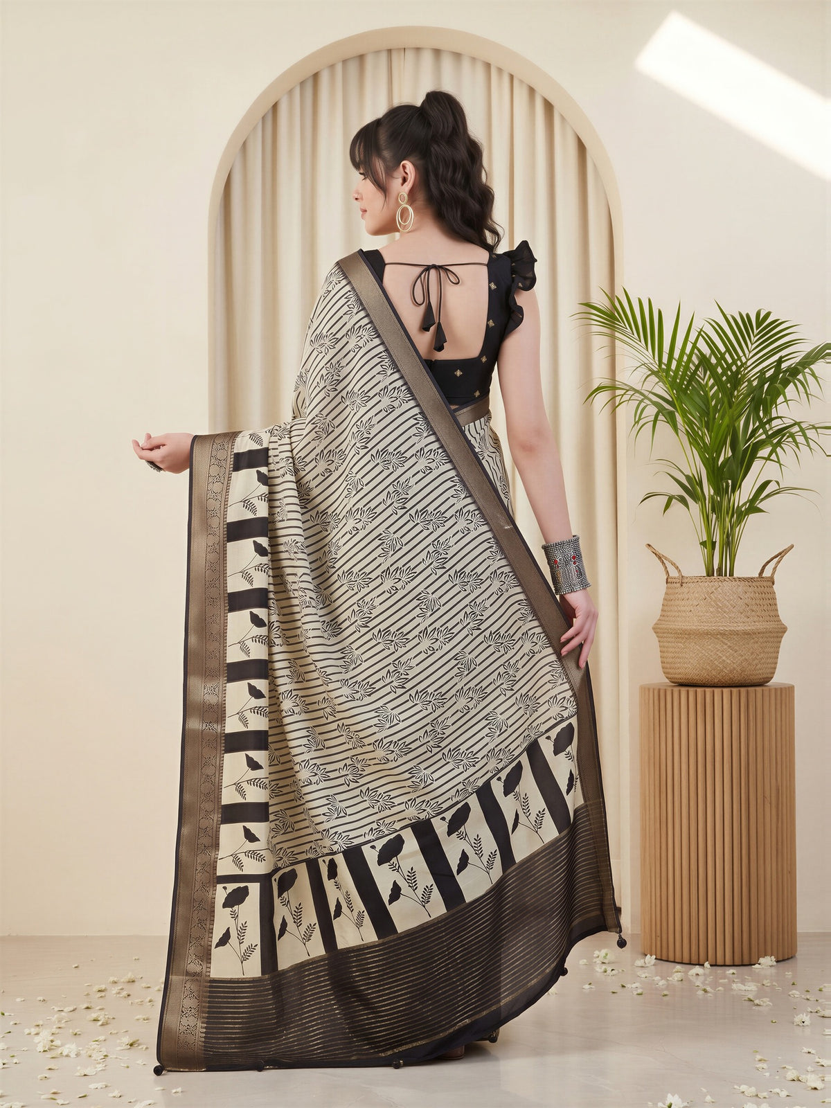 Off White Viscose Silk saree – detail view 1