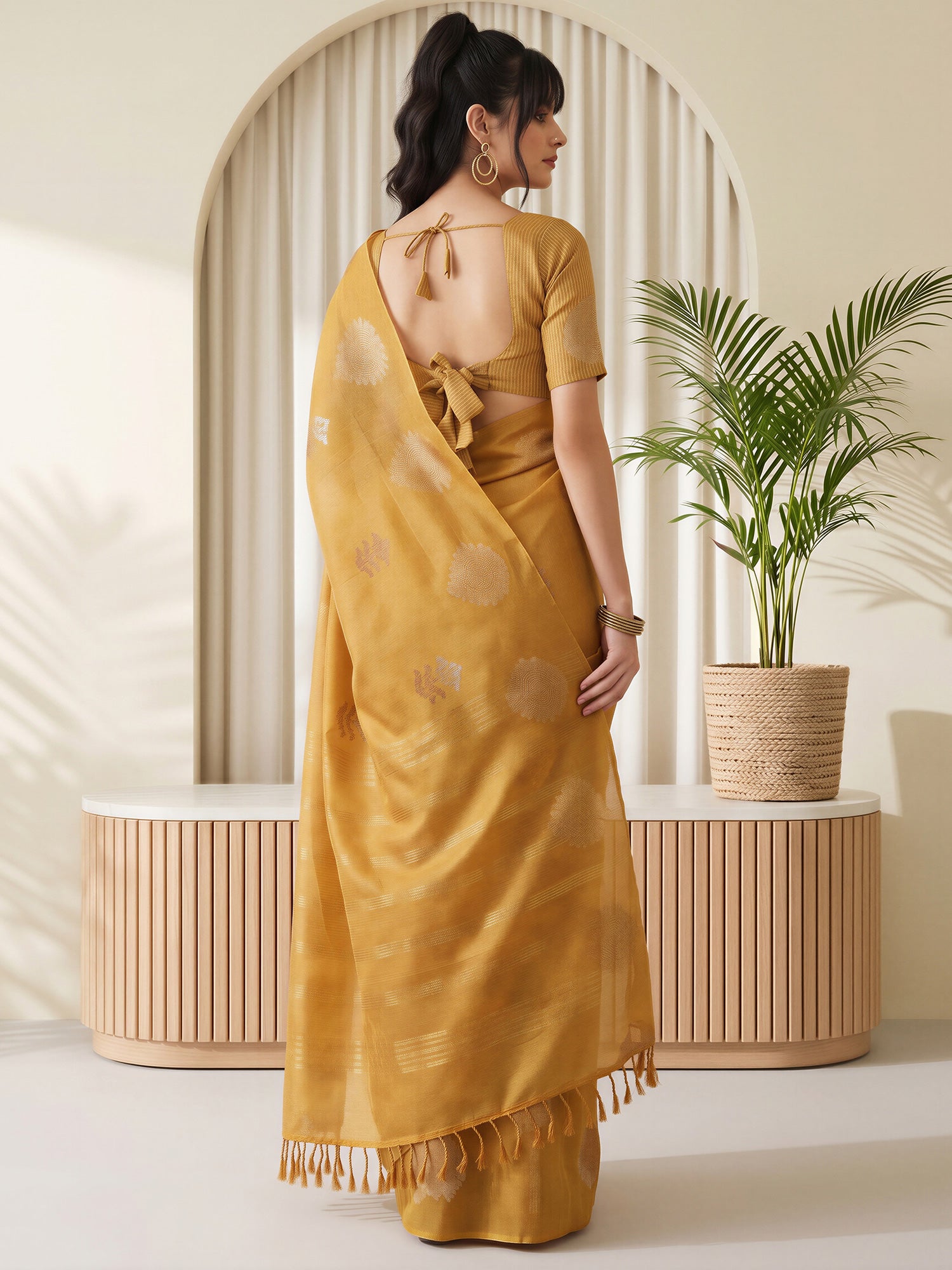 Mustard Linen saree – detail view 1