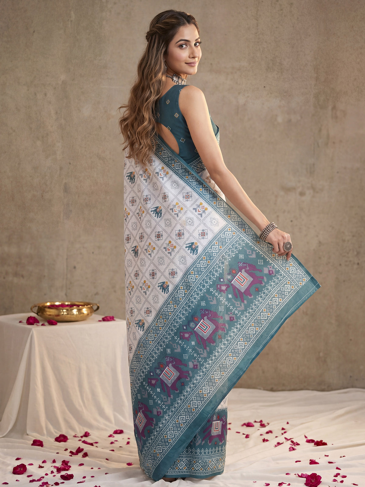 White Cotton saree – detail view 1