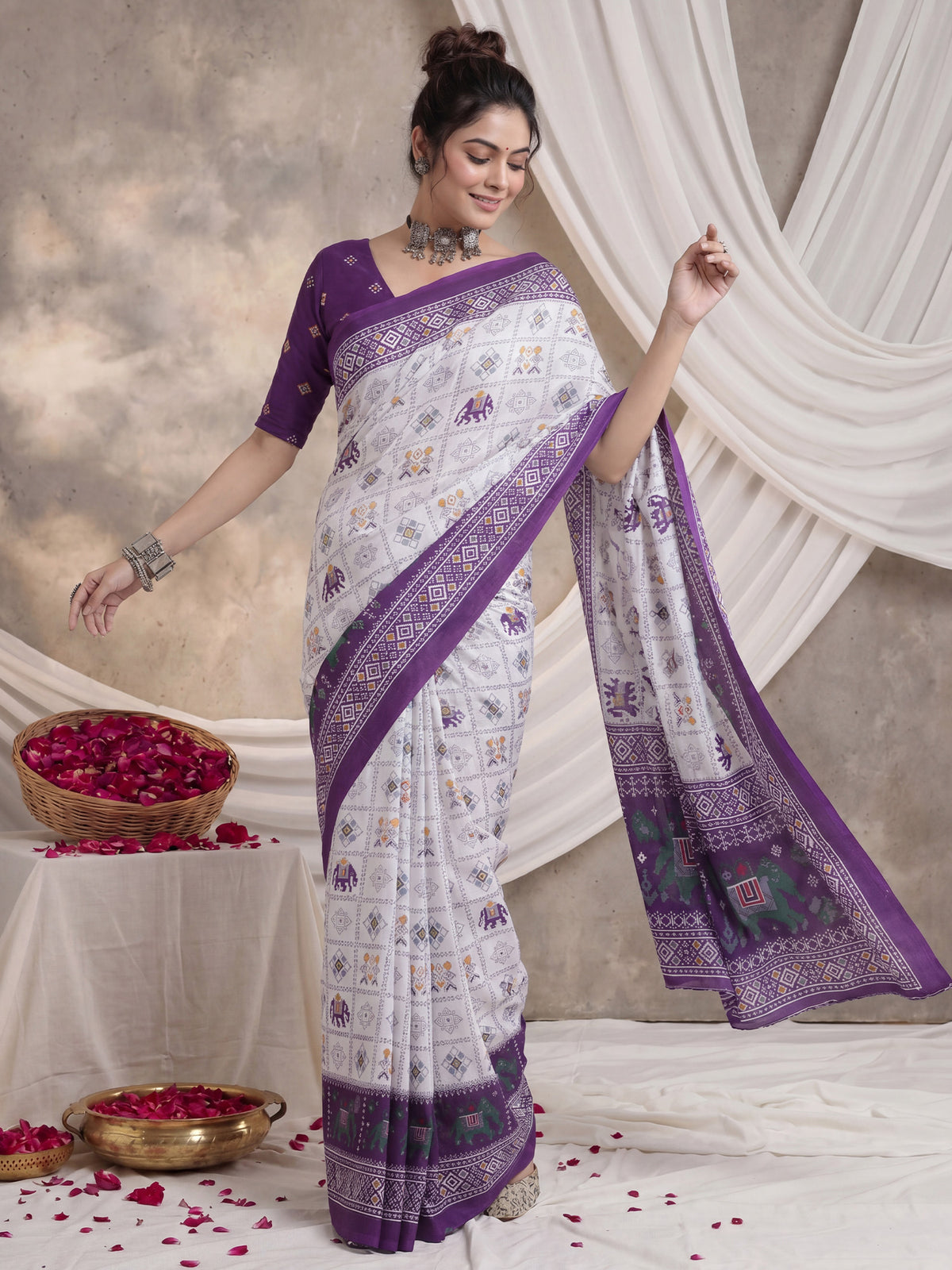 White Cotton saree – detail view 3