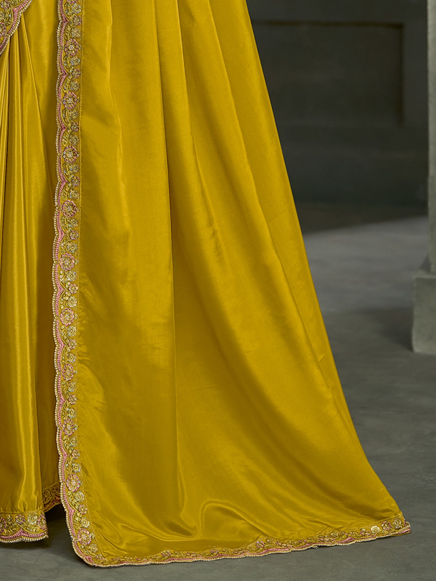 Olive Crepe saree – detail view 4