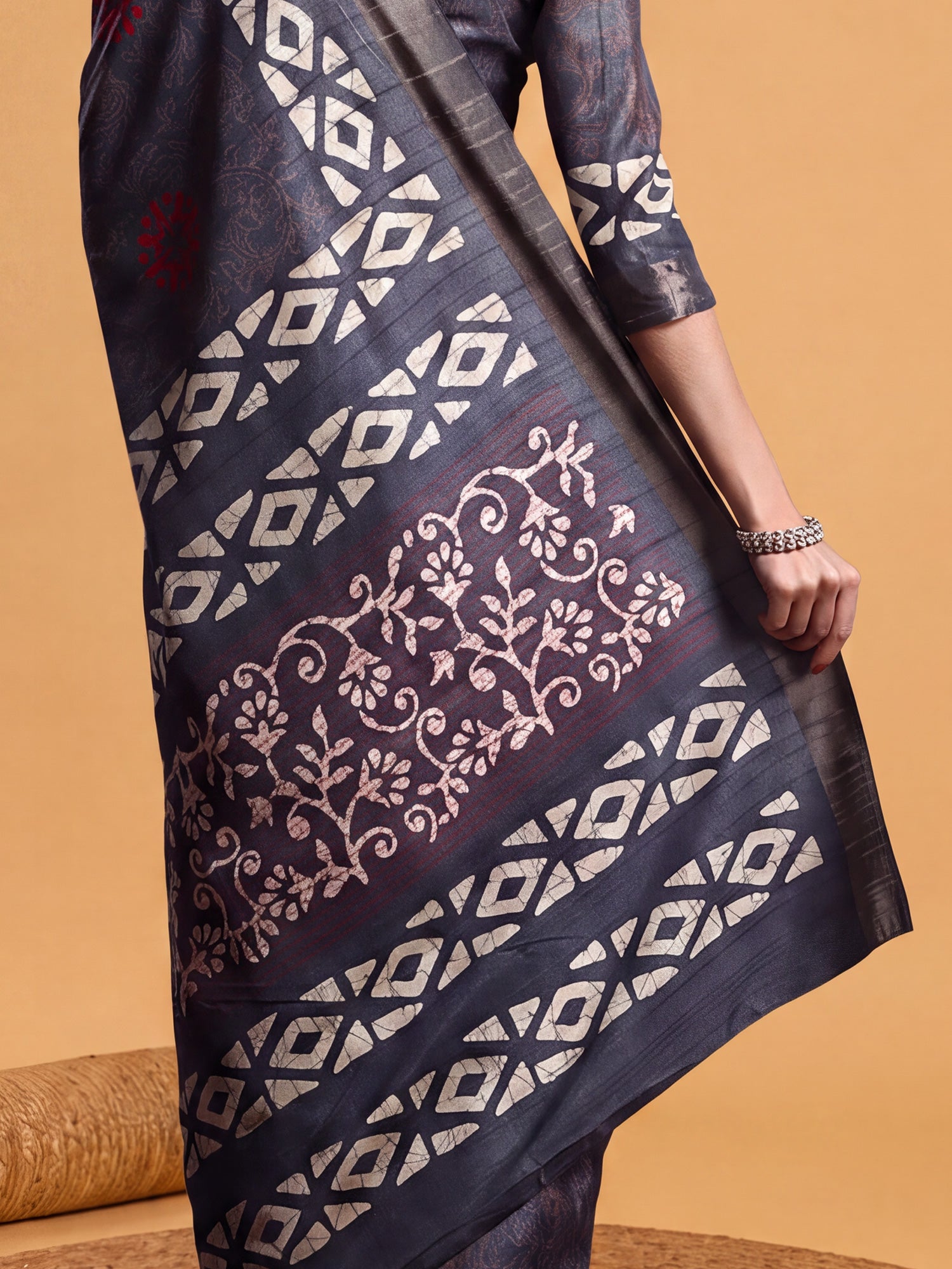 Grey Silk Blend saree – detail view 5