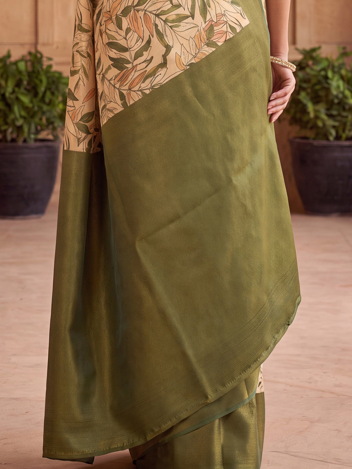 Cream Silk Blend saree – detail view 5