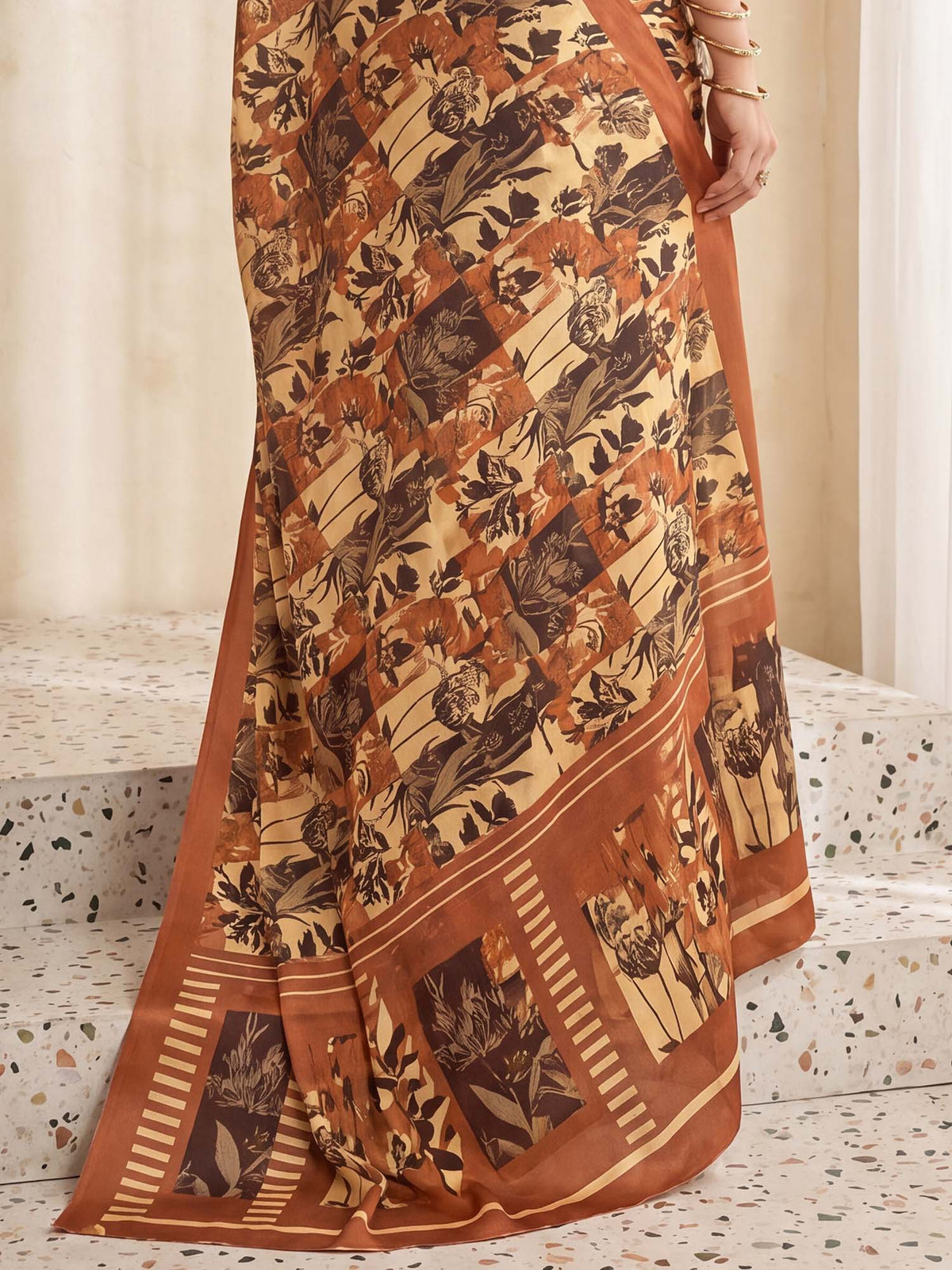 Beige Crepe saree – detail view 5