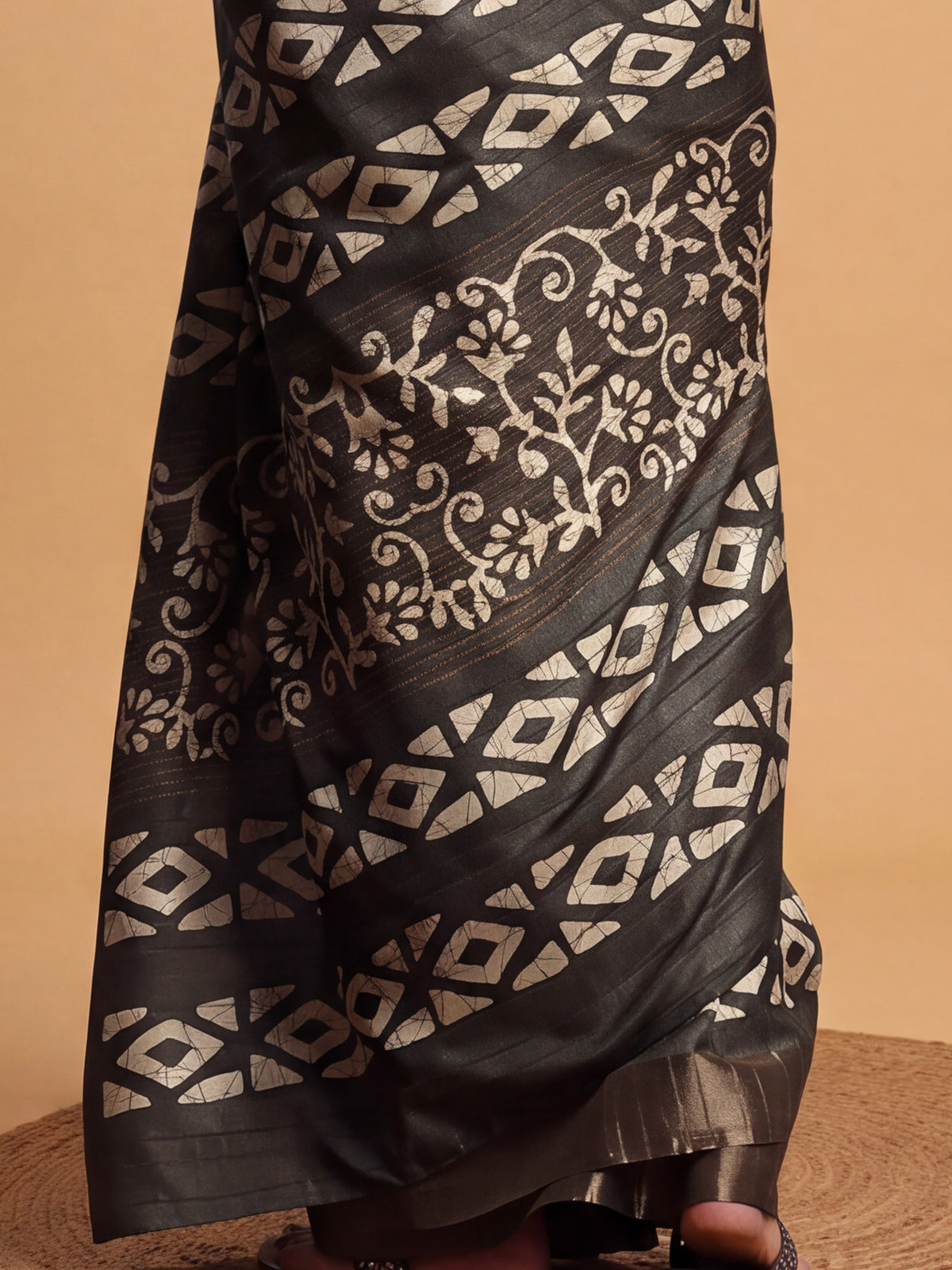 Olive Silk Blend saree – detail view 5