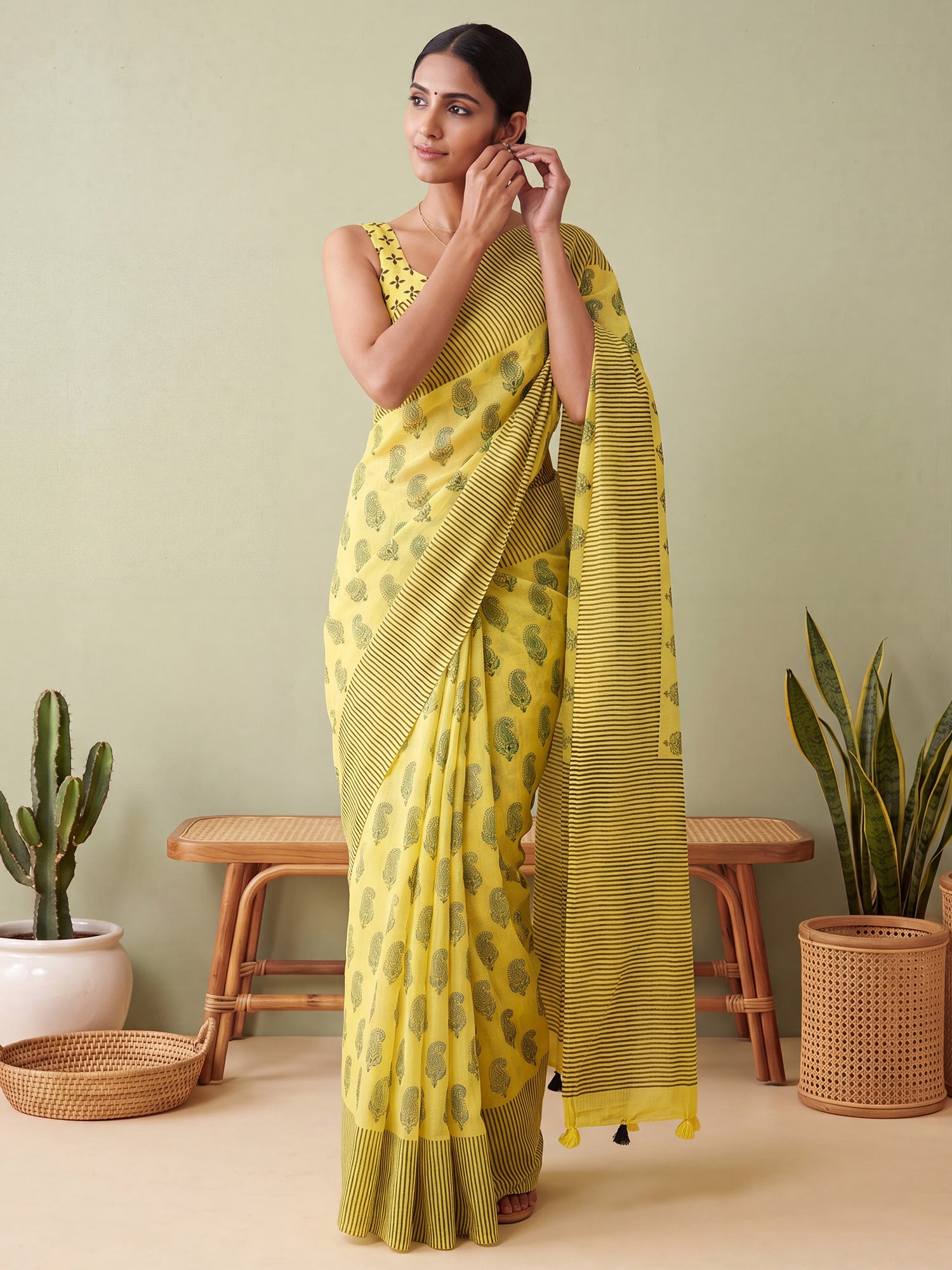 Lemon Yellow Cotton Linen saree – detail view 3