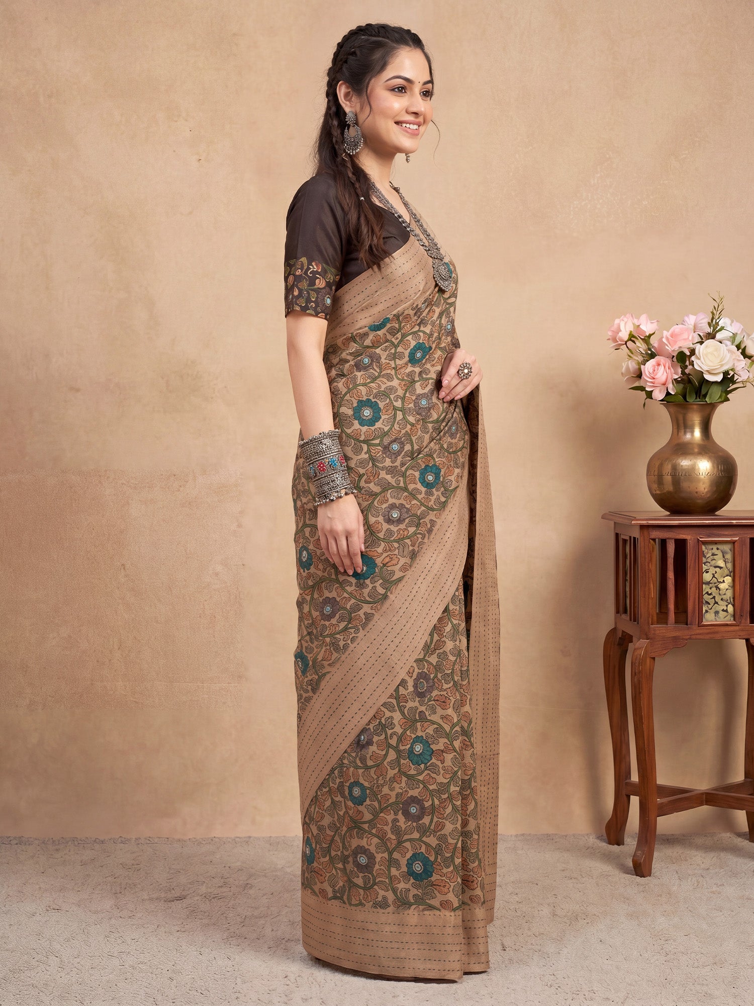 Beige Silk Blend saree – detail view 2