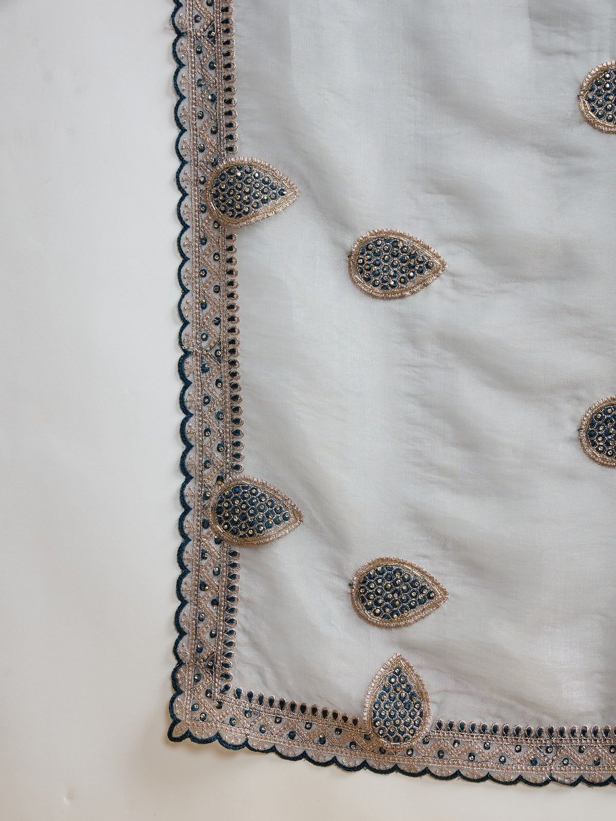 Grey Organza saree – detail view 4