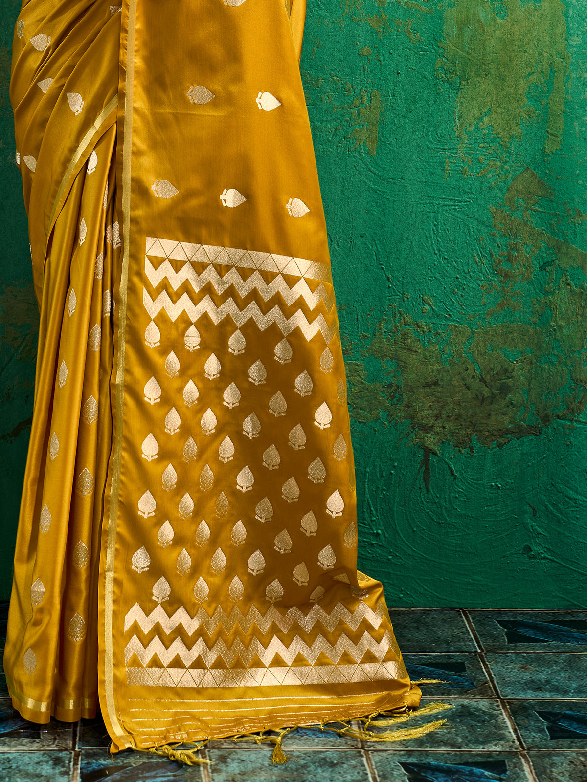 Yellow Satin Silk saree – detail view 4