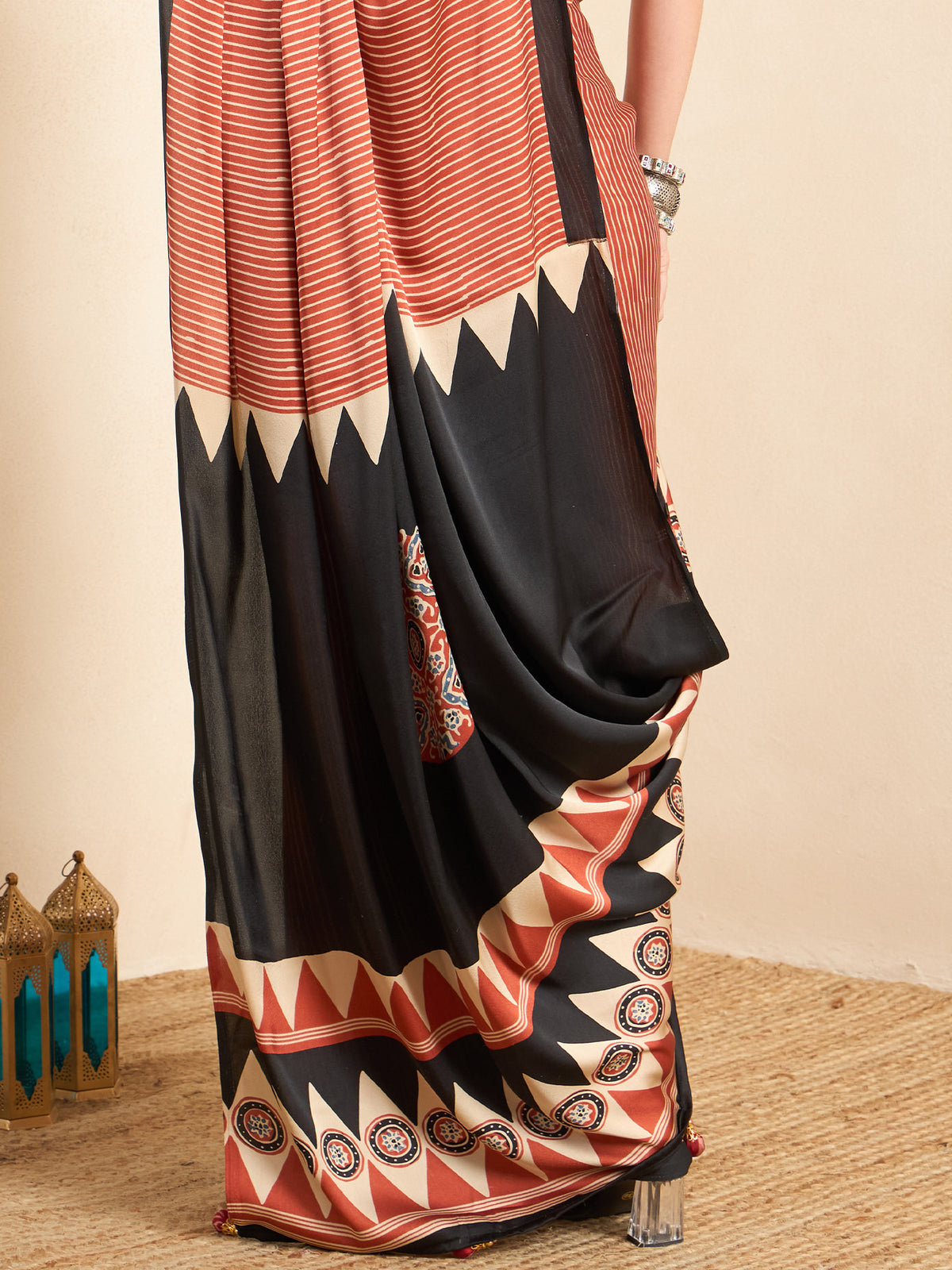 Maroon Pure Crepe saree – detail view 5