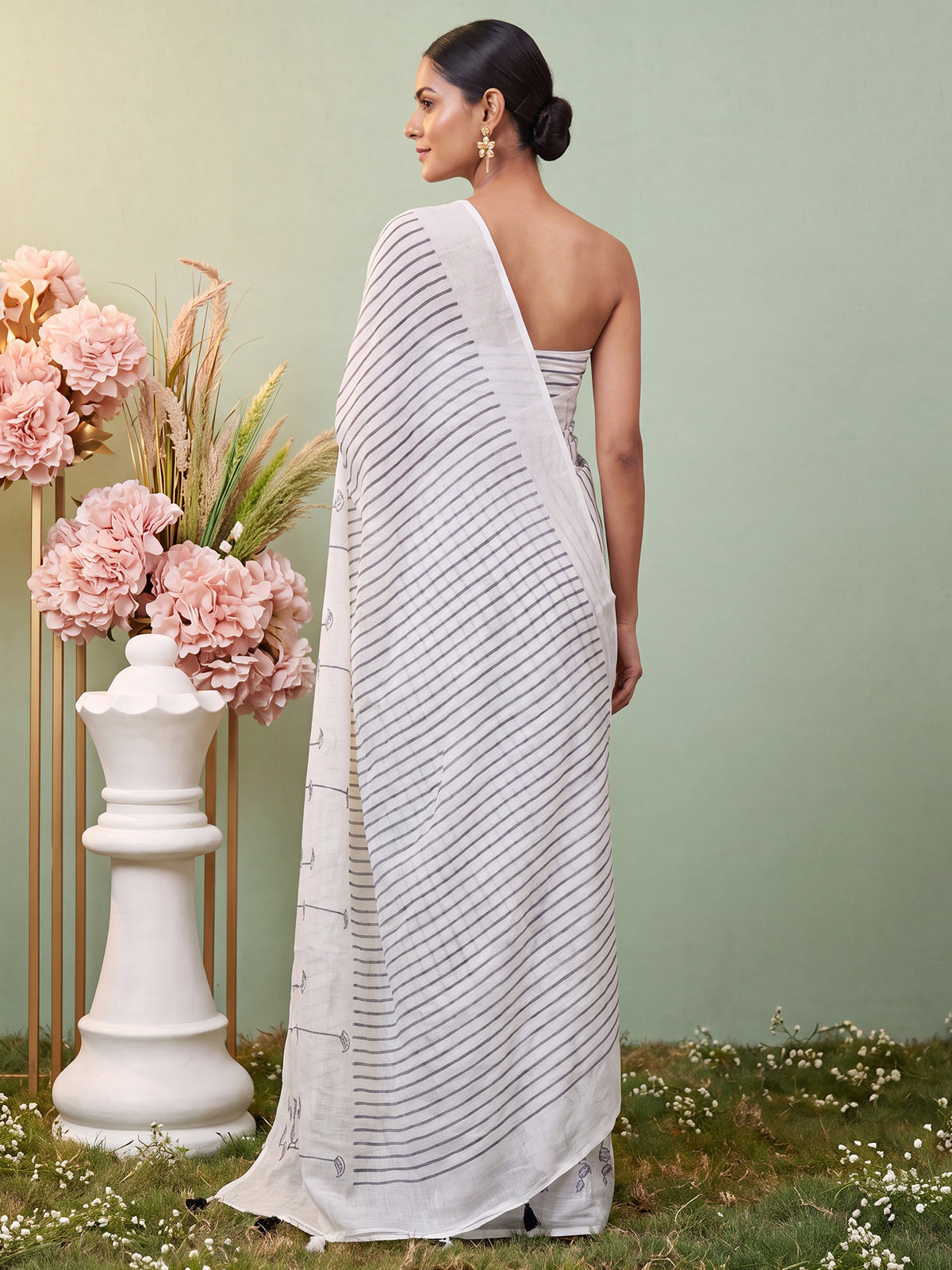 White Cotton Linen saree – detail view 1