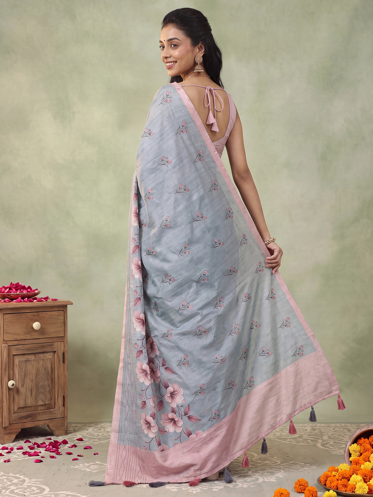 Grey Silk Blend saree – detail view 1