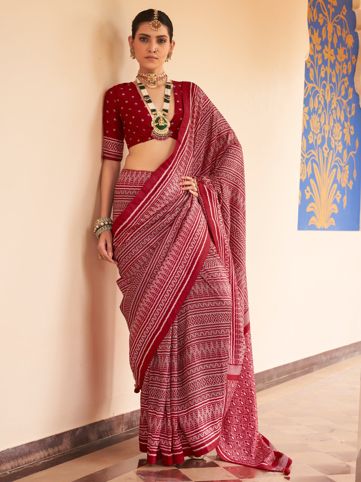 Maroon geometric silk blend saree with maroon blouse piece