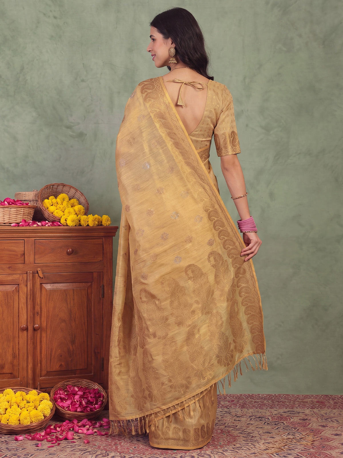 Cream Linen saree – detail view 1