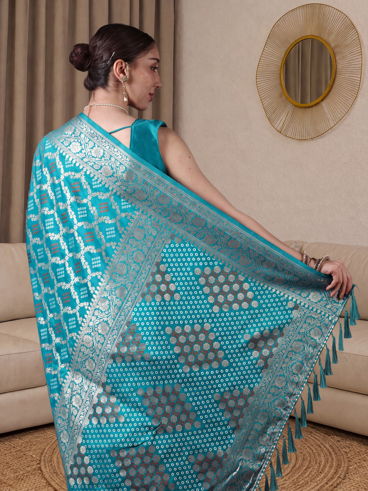 Turquoise Dola Silk saree – detail view 3