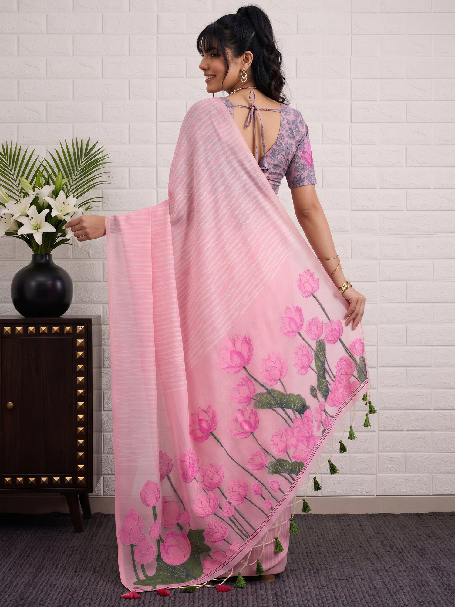 Pink Viscose saree – detail view 1