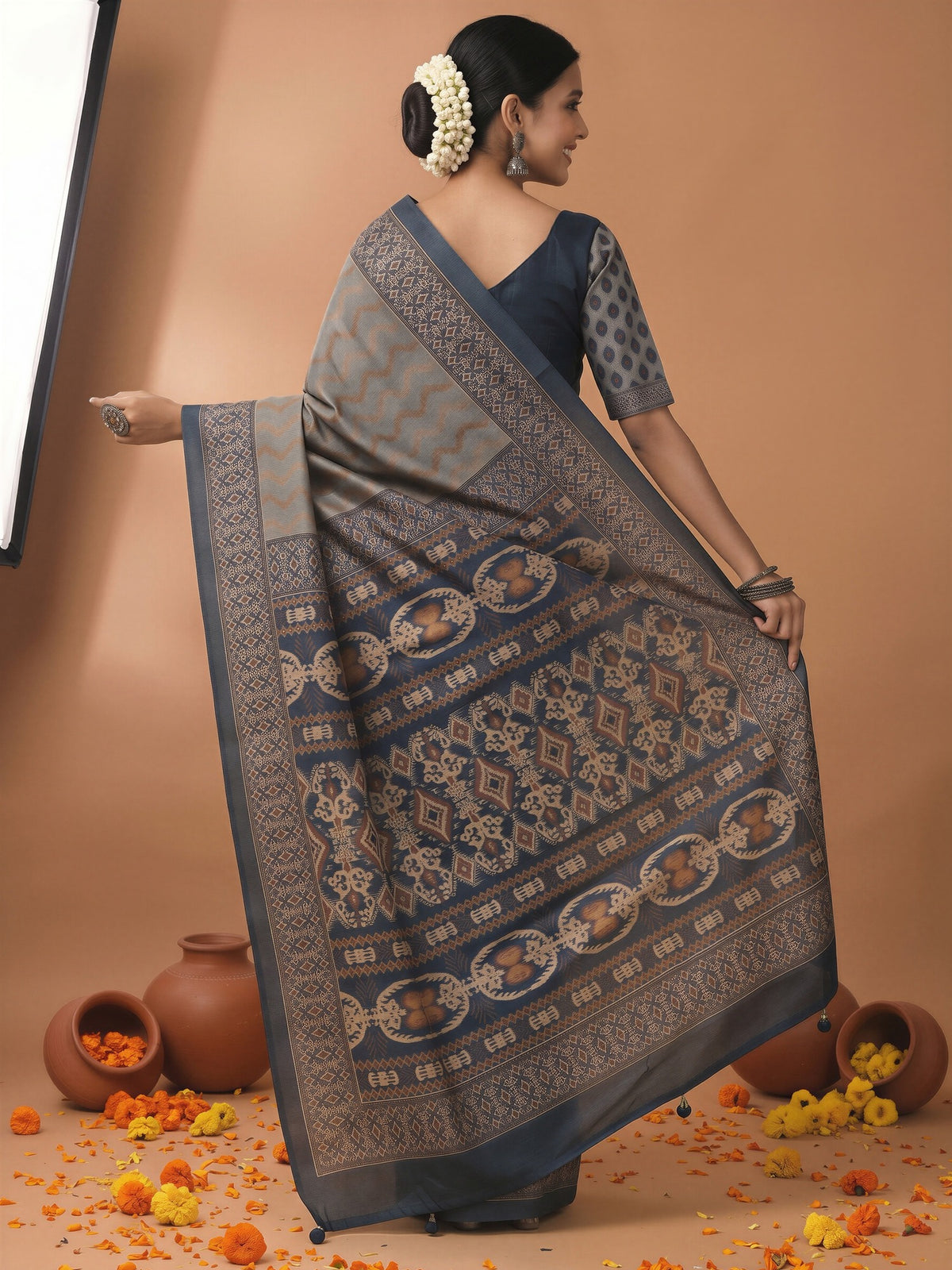 Grey Silk Blend saree – detail view 1