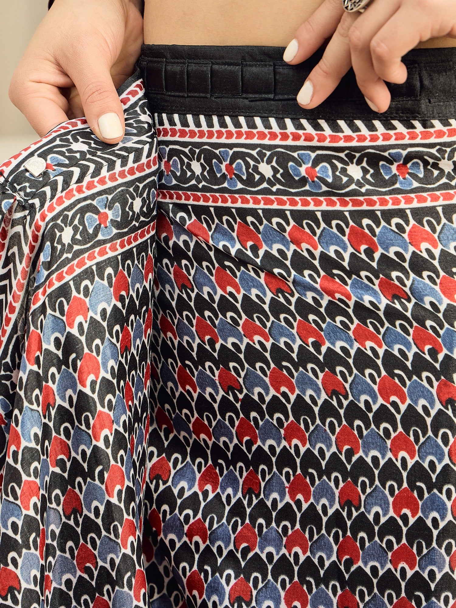 Black Dola Silk saree – detail view 1