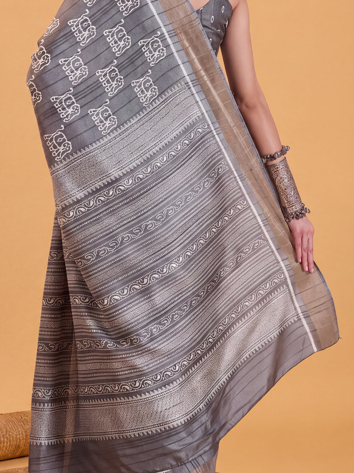 Grey Silk Blend saree – detail view 5