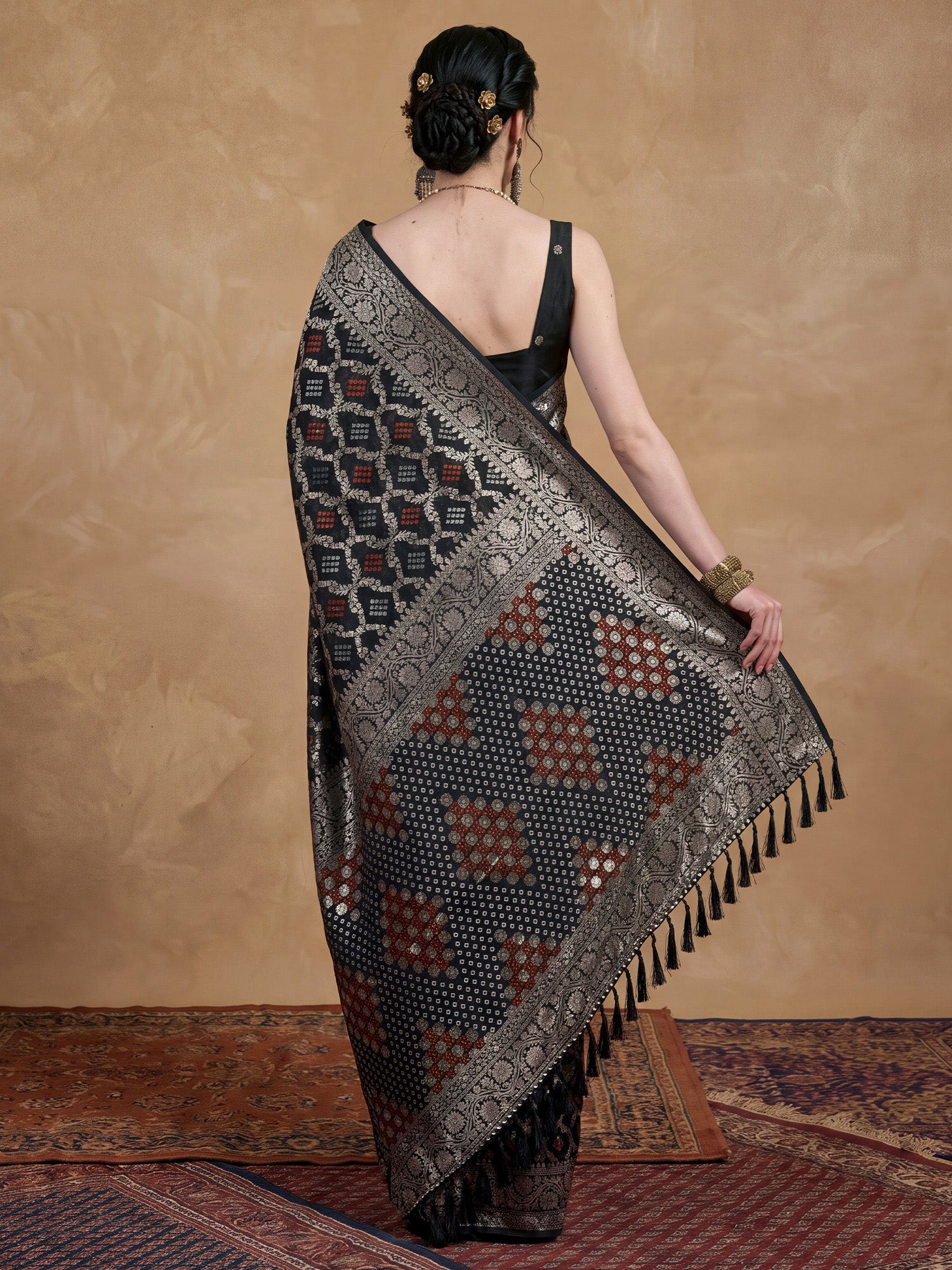 Black Dola Silk saree – detail view 1