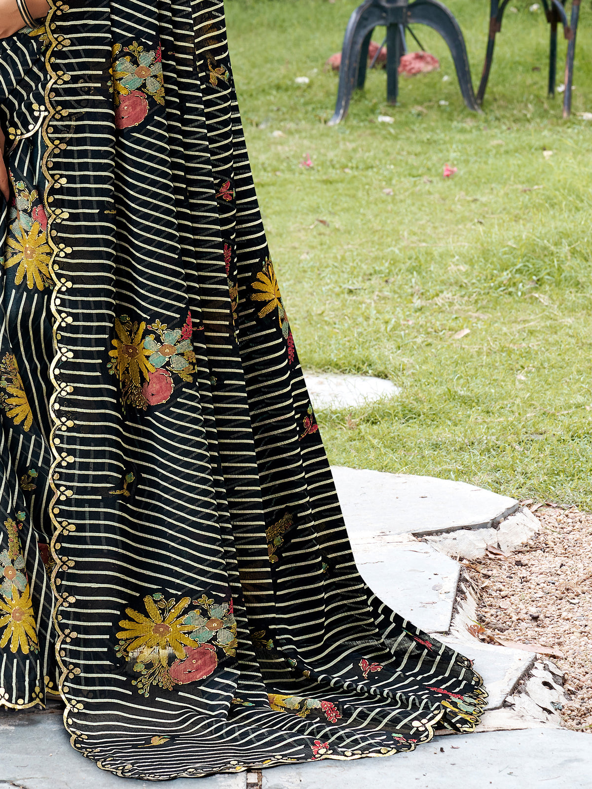Black Chiffon saree – detail view 4