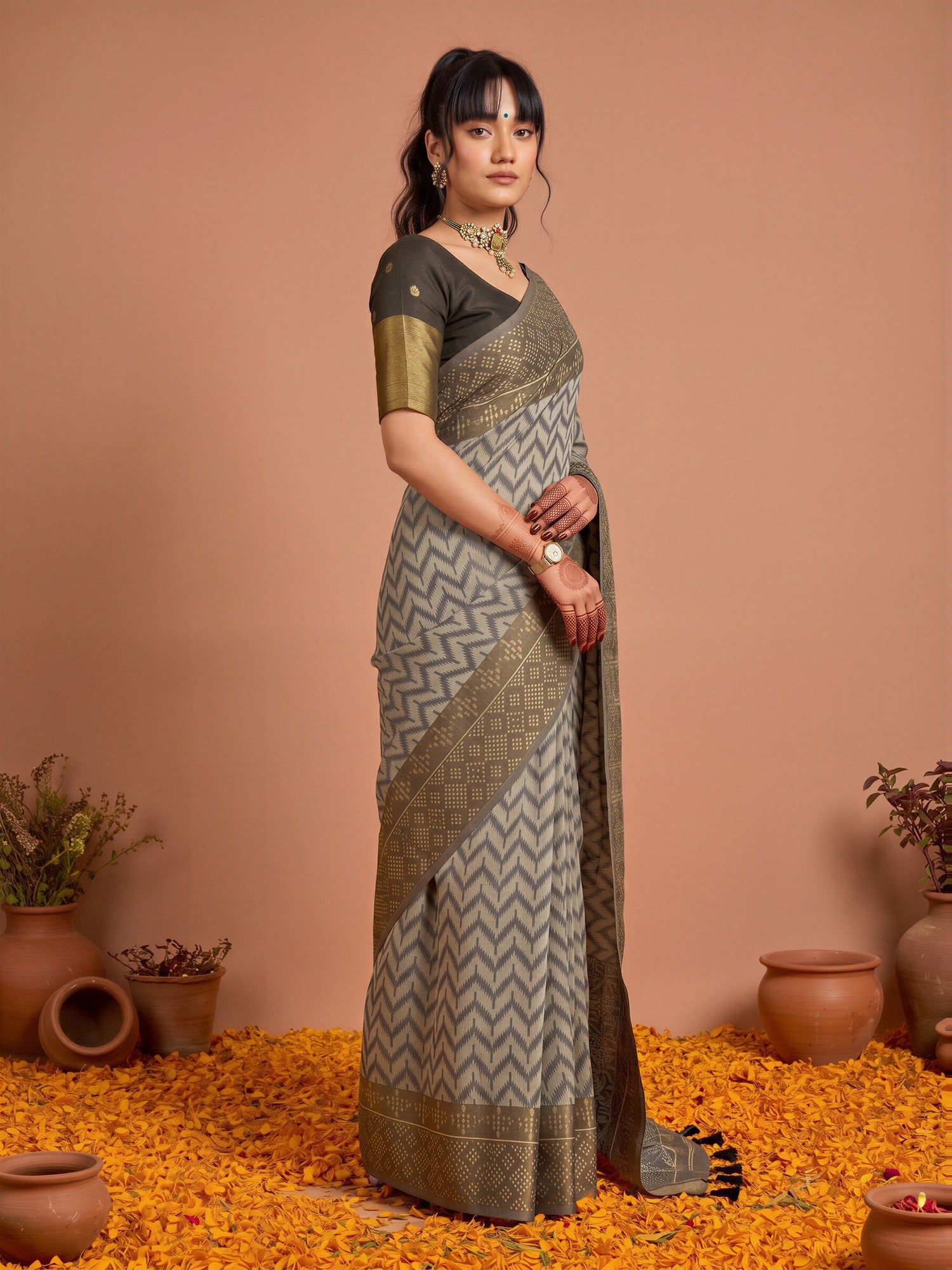 Black Viscose saree – detail view 2