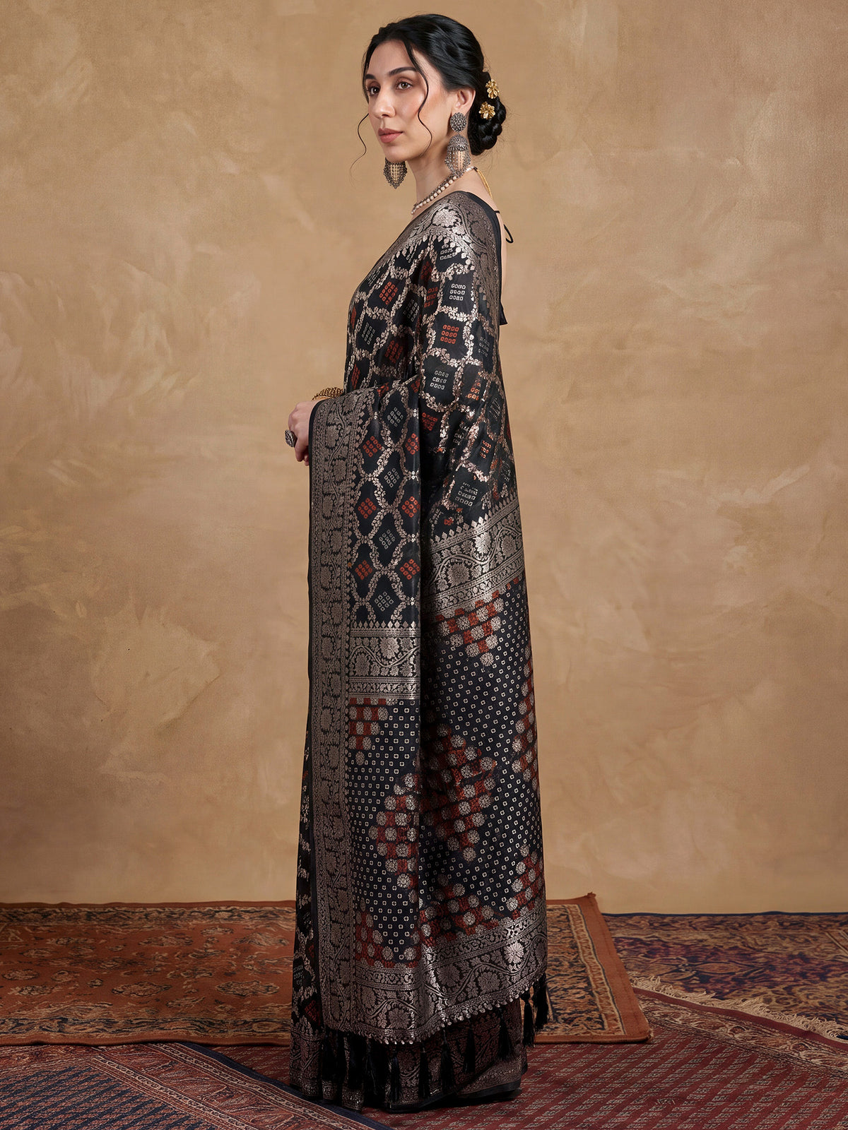 Black Dola Silk saree – detail view 2