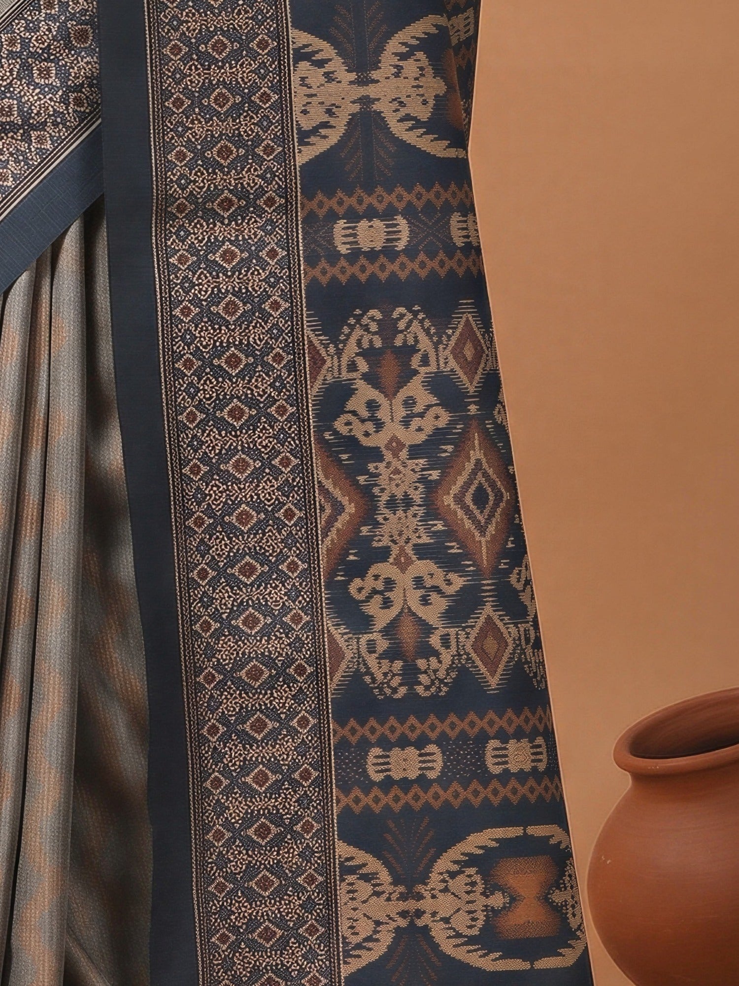 Grey Silk Blend saree – detail view 6
