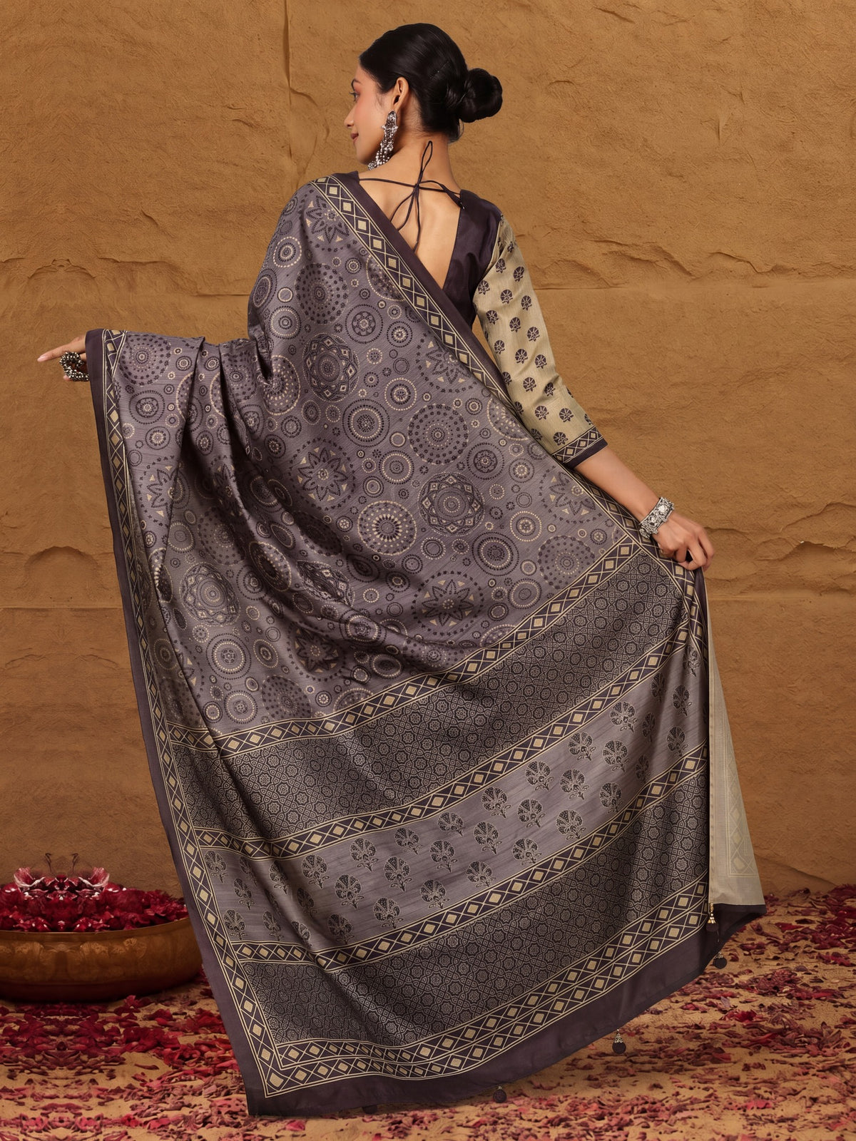 Grey Silk Blend saree – detail view 3