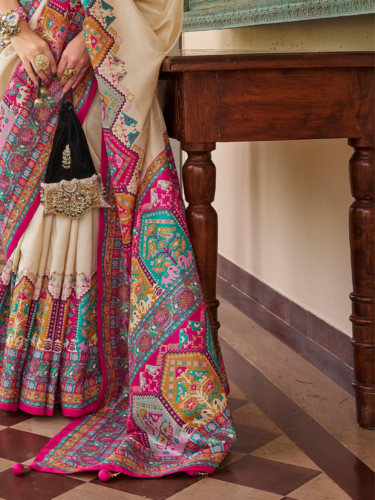 Beige Silk Blend saree – detail view 4