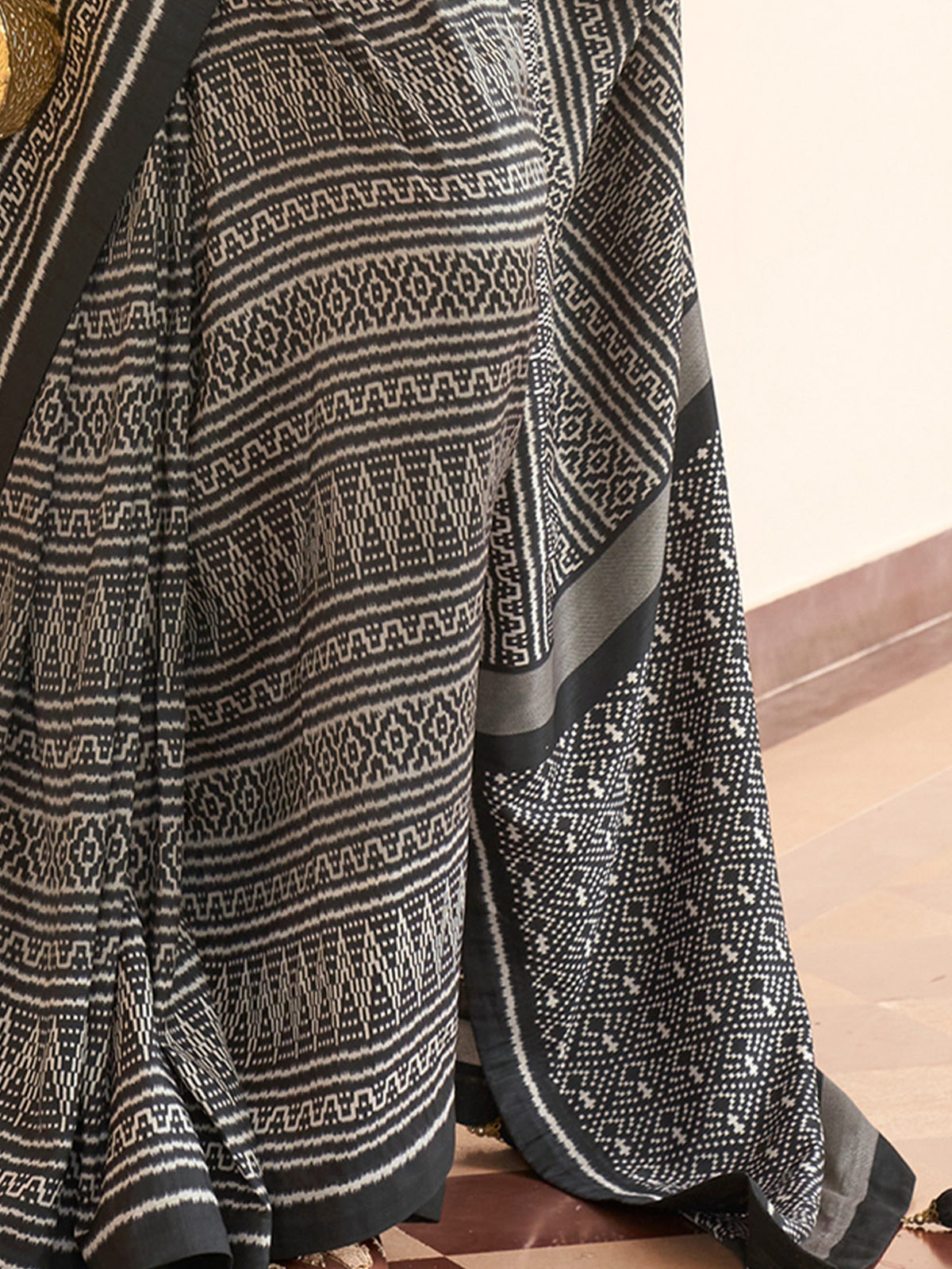 Black silk blend saree view 4