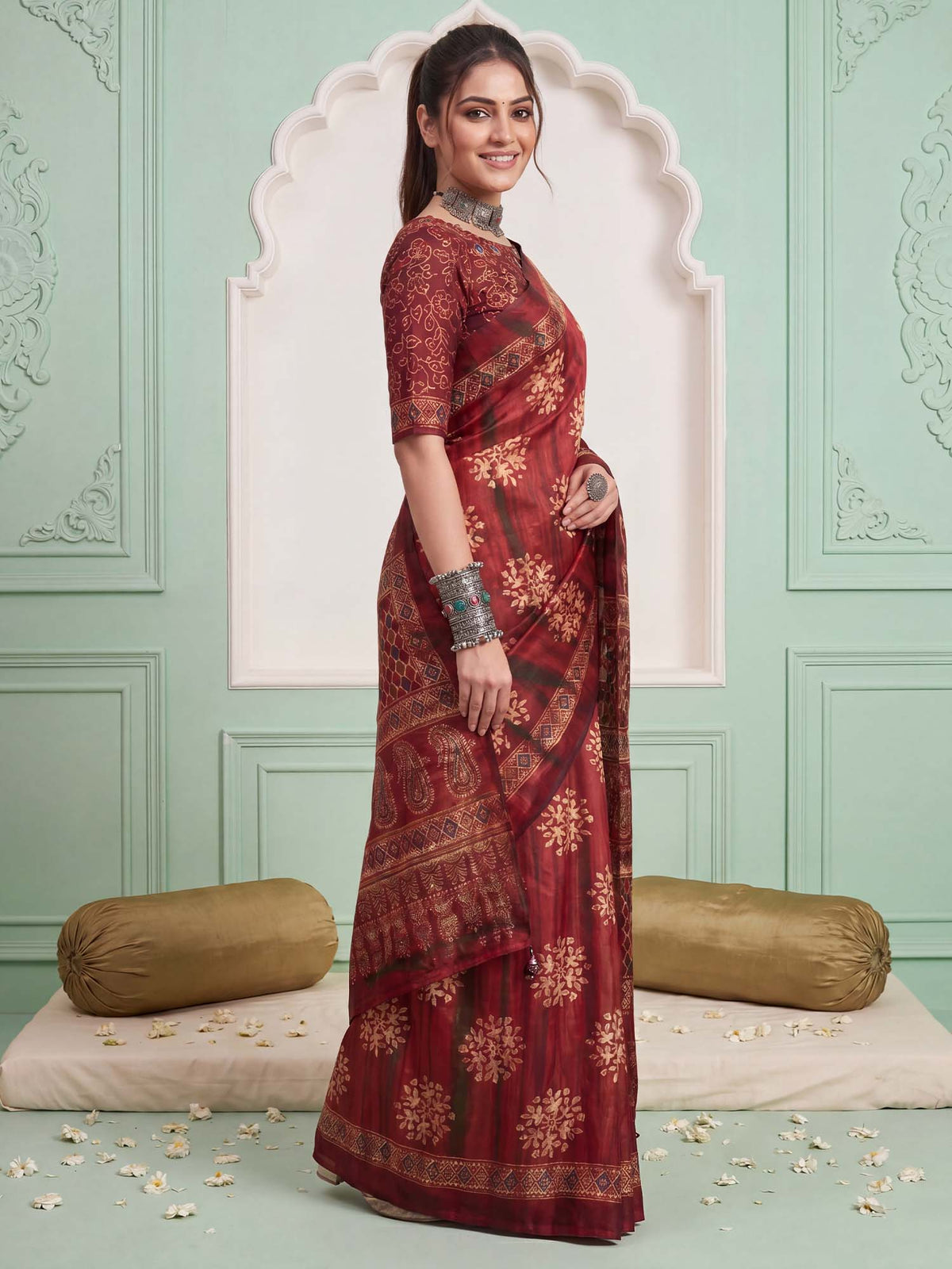 Maroon Pure Crepe saree – detail view 2