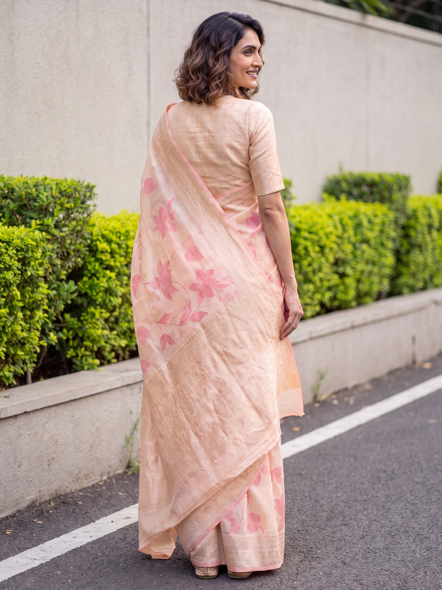 Cream Linen saree – detail view 1