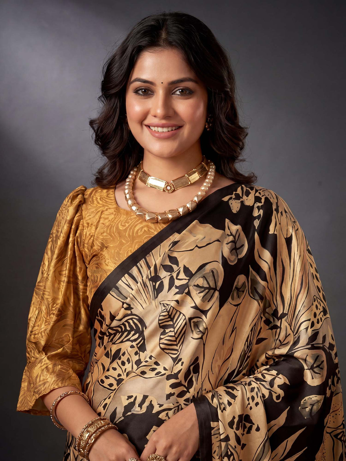 Beige Crepe saree – detail view 3