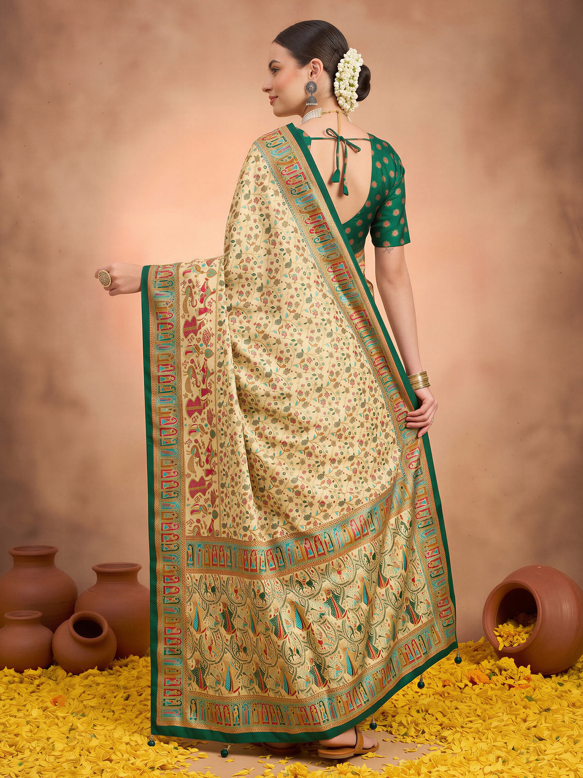 Cream Silk Blend saree – detail view 1