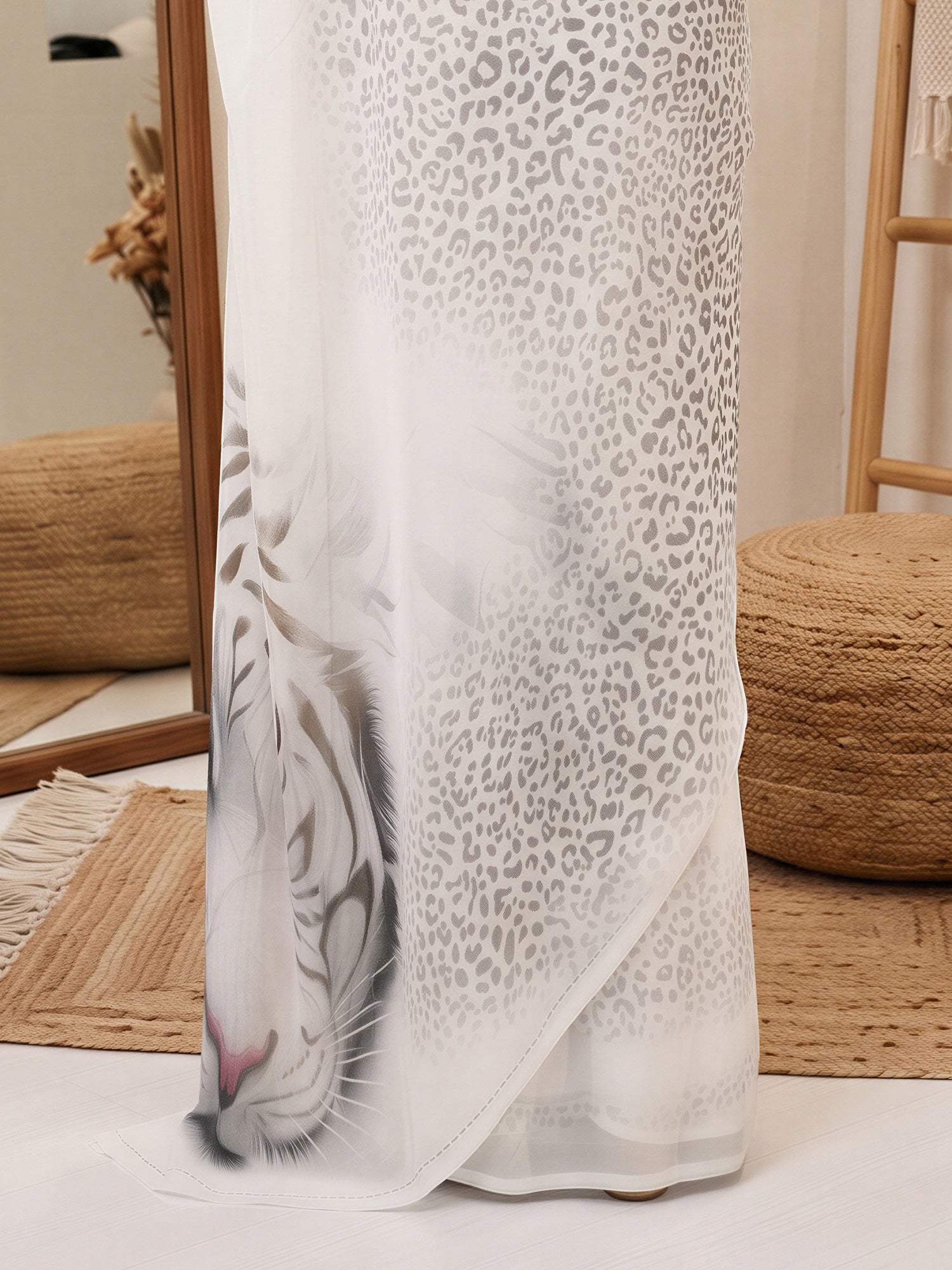 White Organza saree – detail view 5