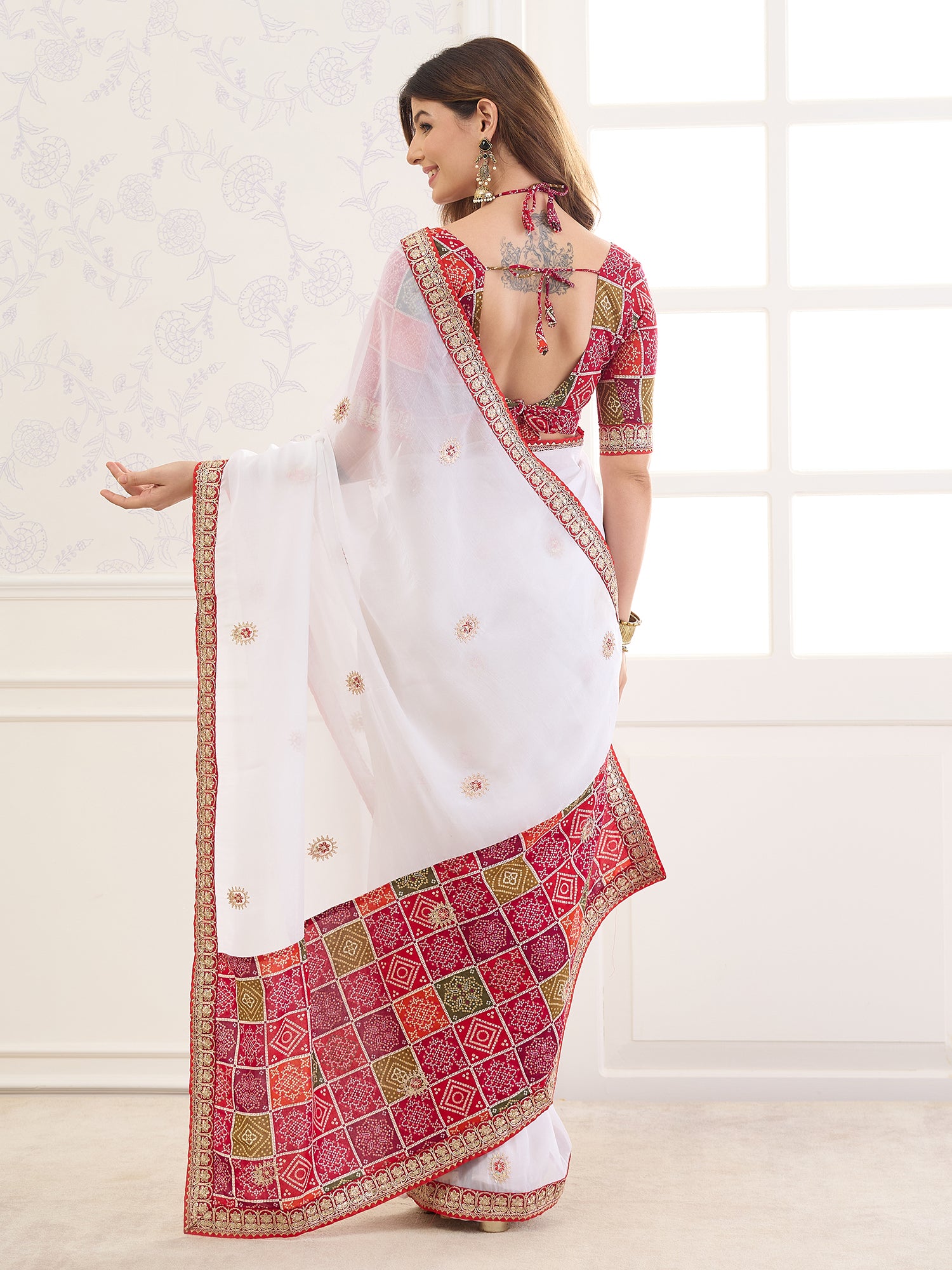 White Viscose saree – detail view 1