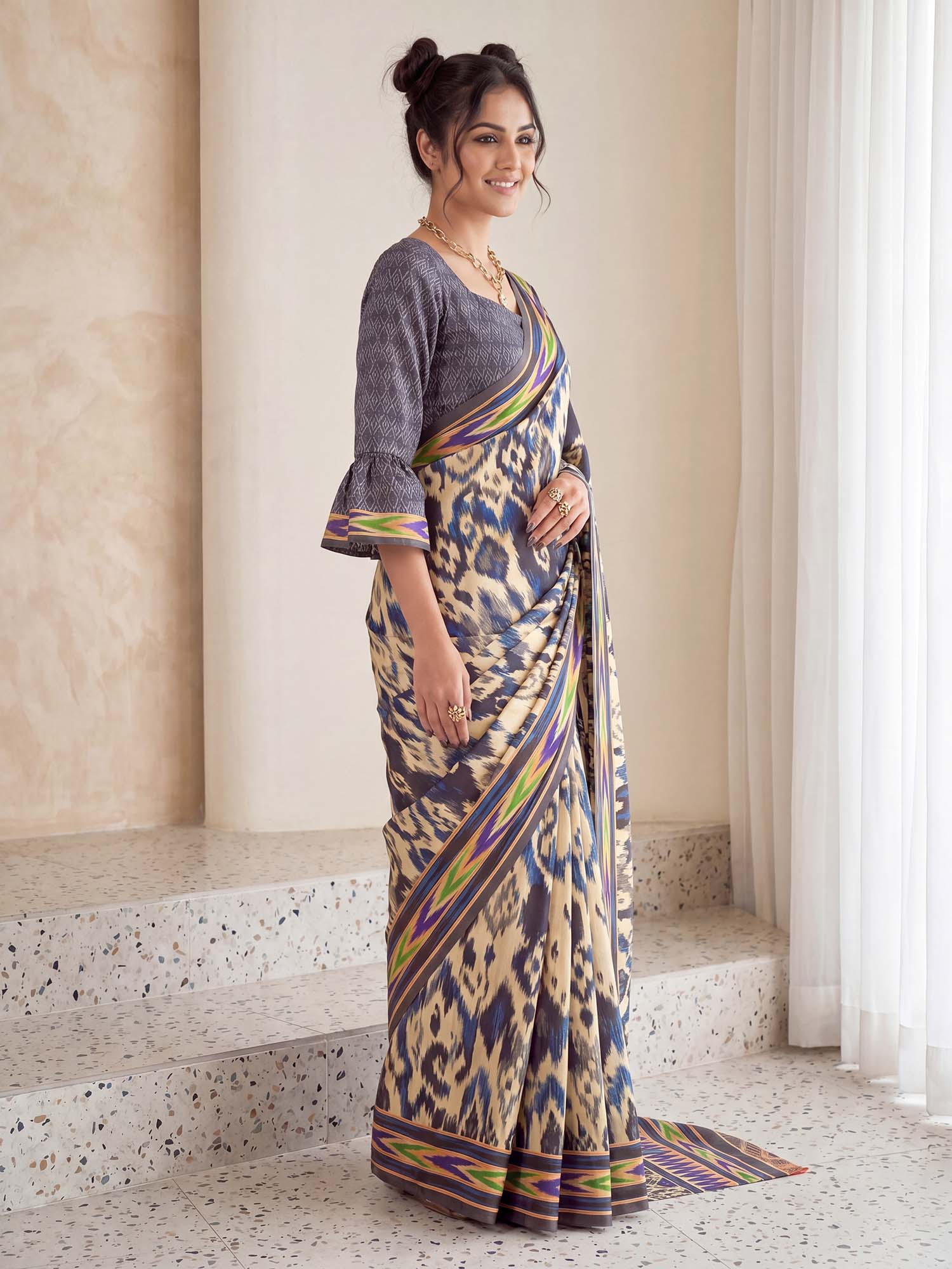 Beige Crepe saree – detail view 2