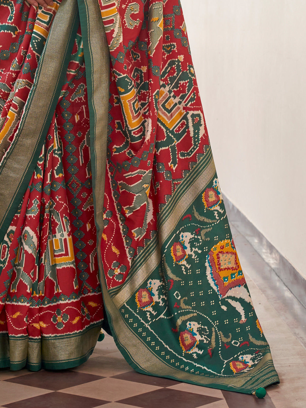 Red silk blend saree view 4