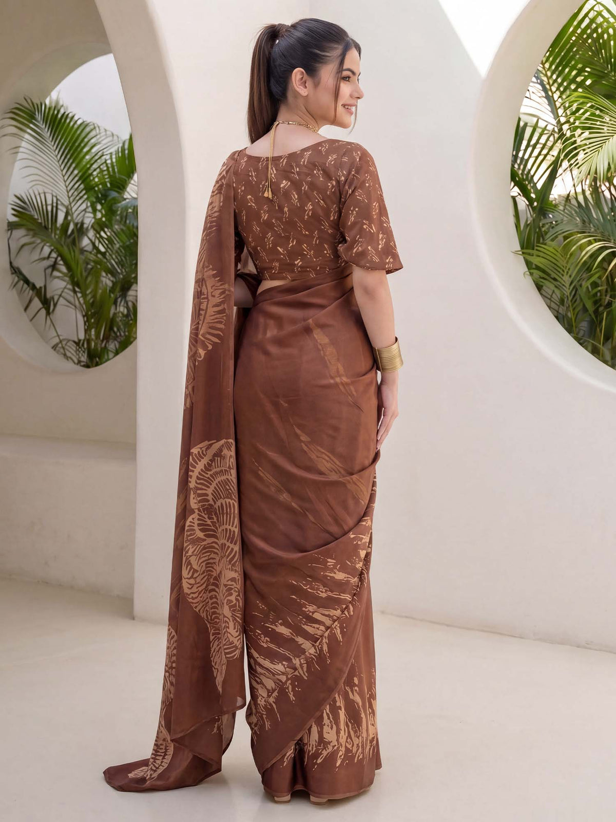 Brown Crepe saree – detail view 1